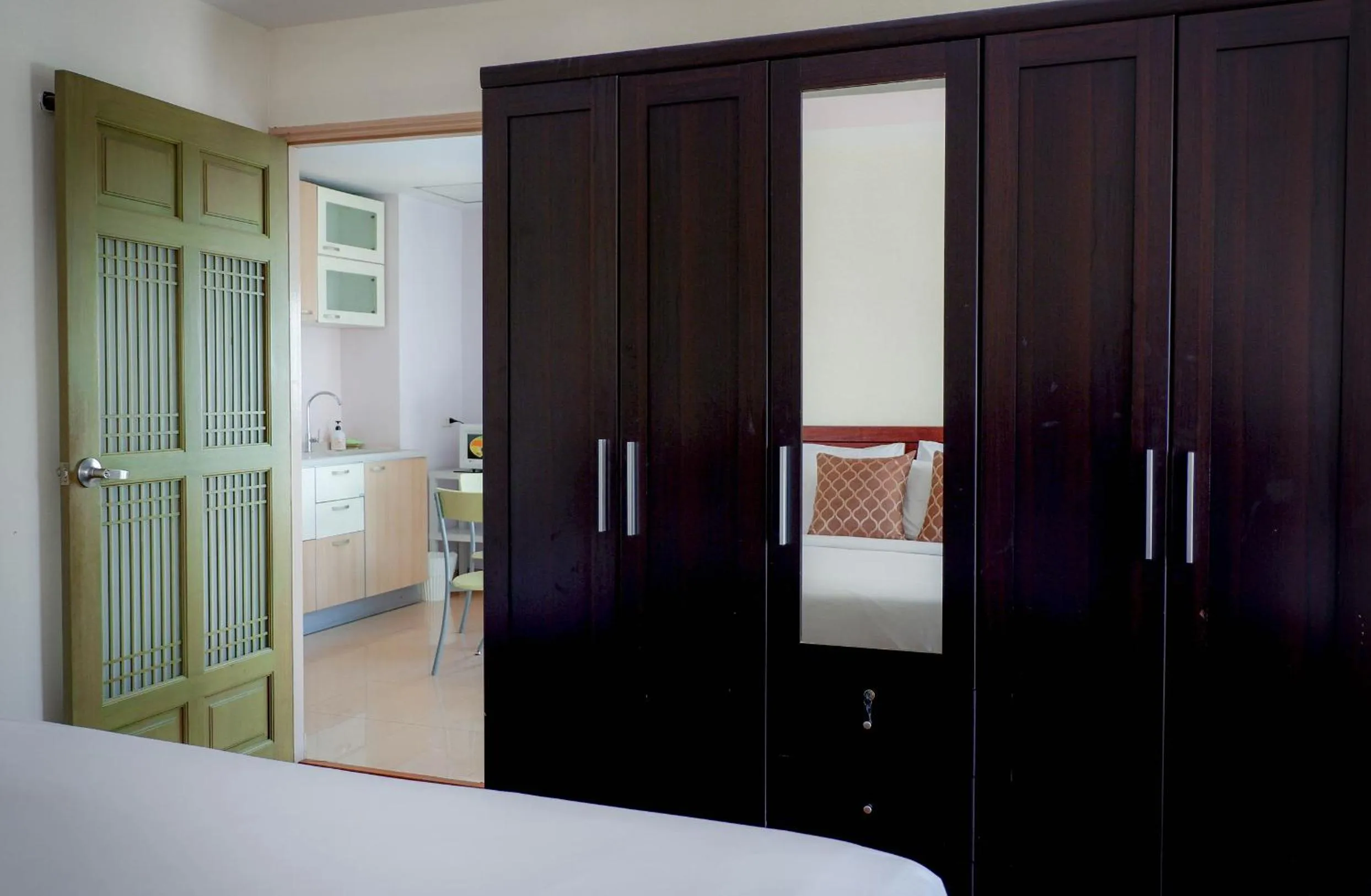 wardrobe, Bed in Ingnaam Hotel
