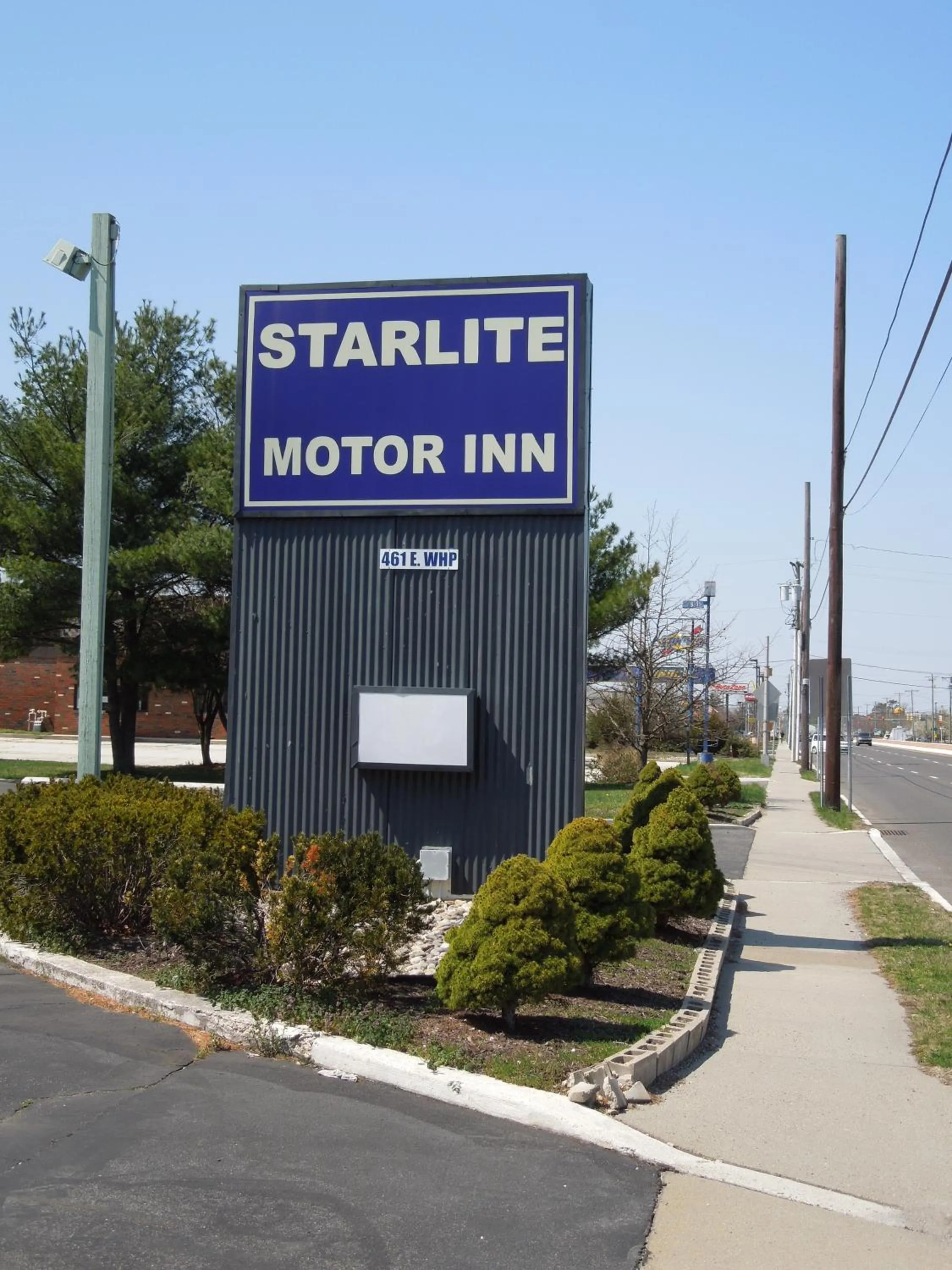Day in Starlite Motor Inn