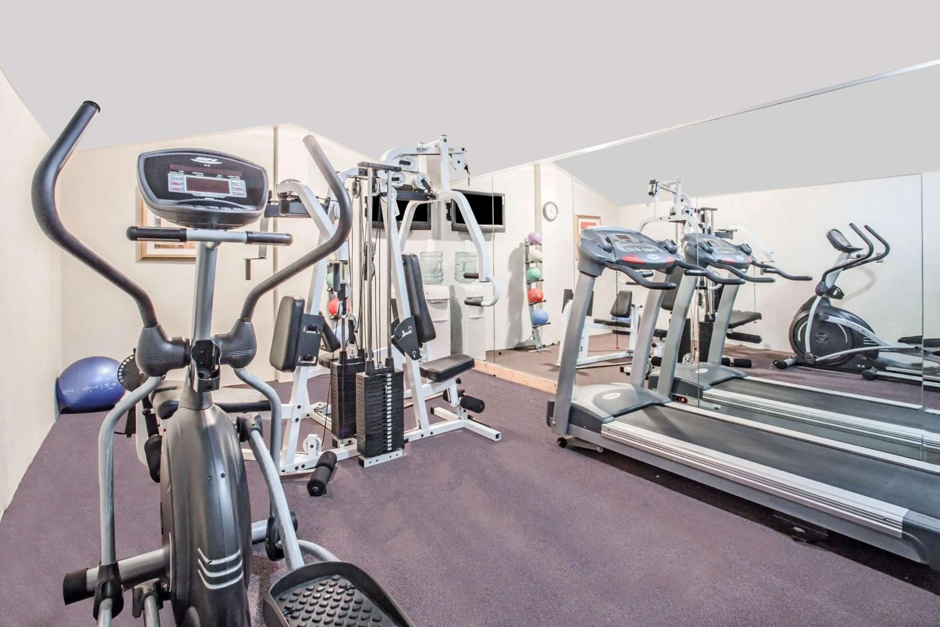 Fitness centre/facilities in Super 8 by Wyndham Camp Springs/Andrews AFB DC Area