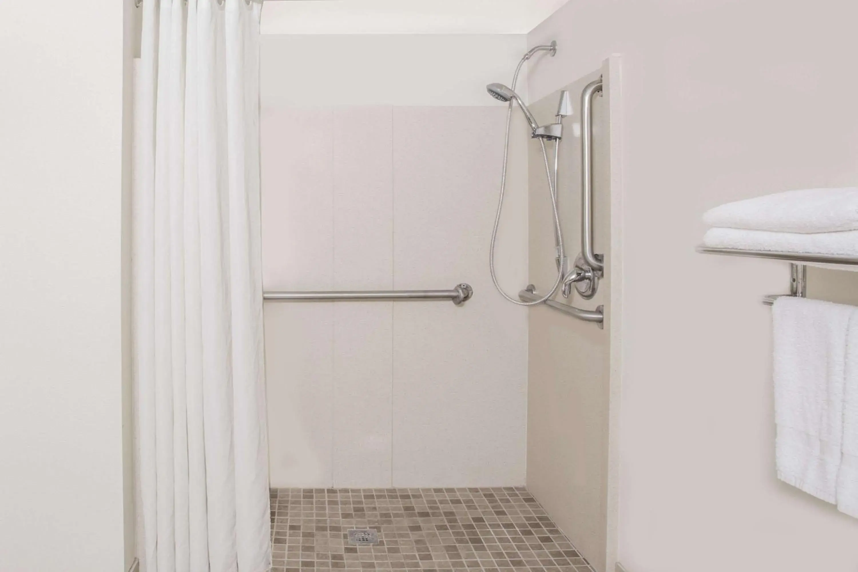 Deluxe Double Room with Two Double Beds - Disability Access - Non-Smoking in Super 8 by Wyndham Camp Springs/Andrews AFB DC Area Deluxe Double Room with Two Double Beds - Disability Access - Non-Smoking in Super 8 by Wyndham Camp Springs/Andrews AFB DC Area