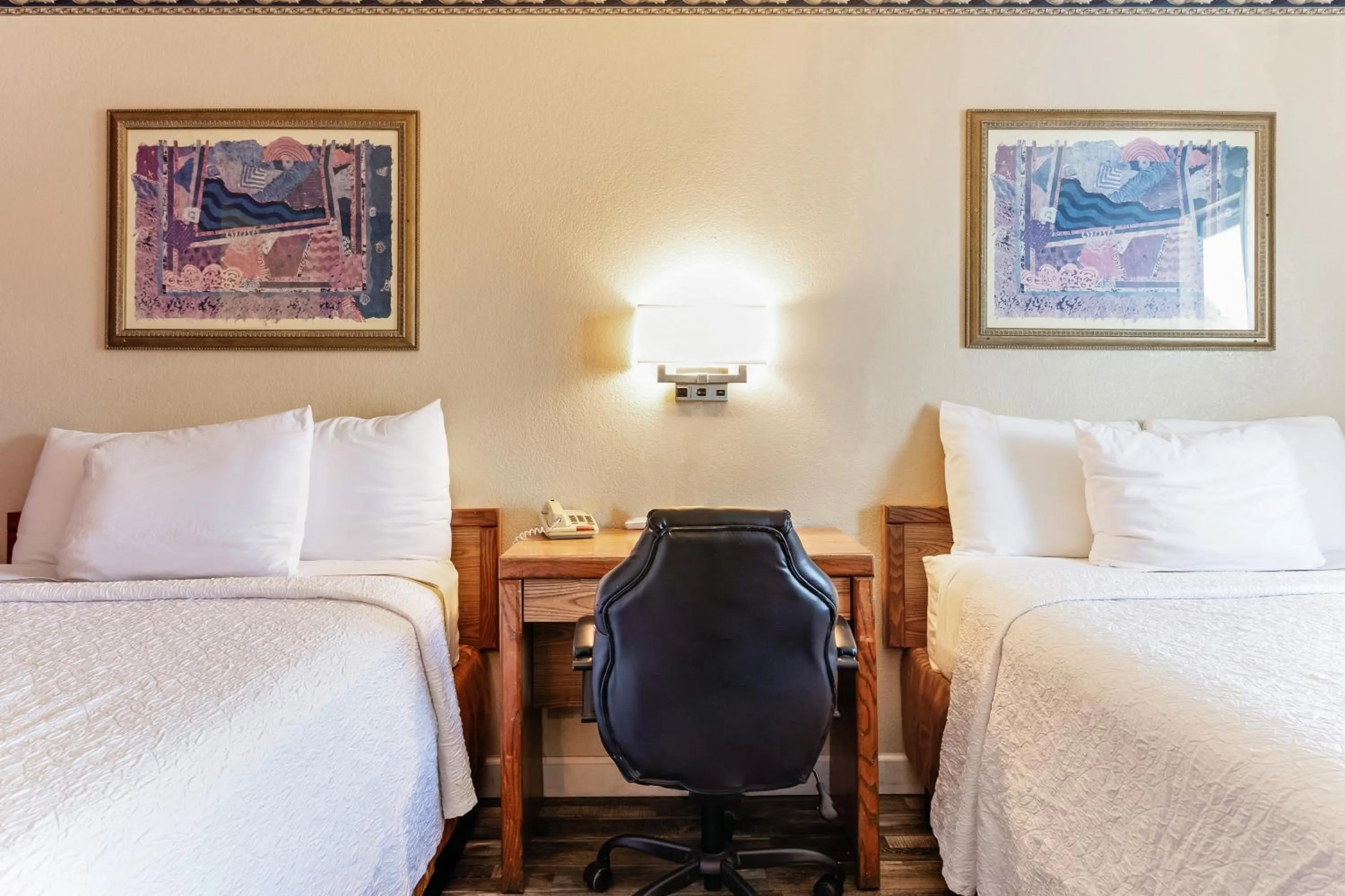 Bed in Knights Inn Madera