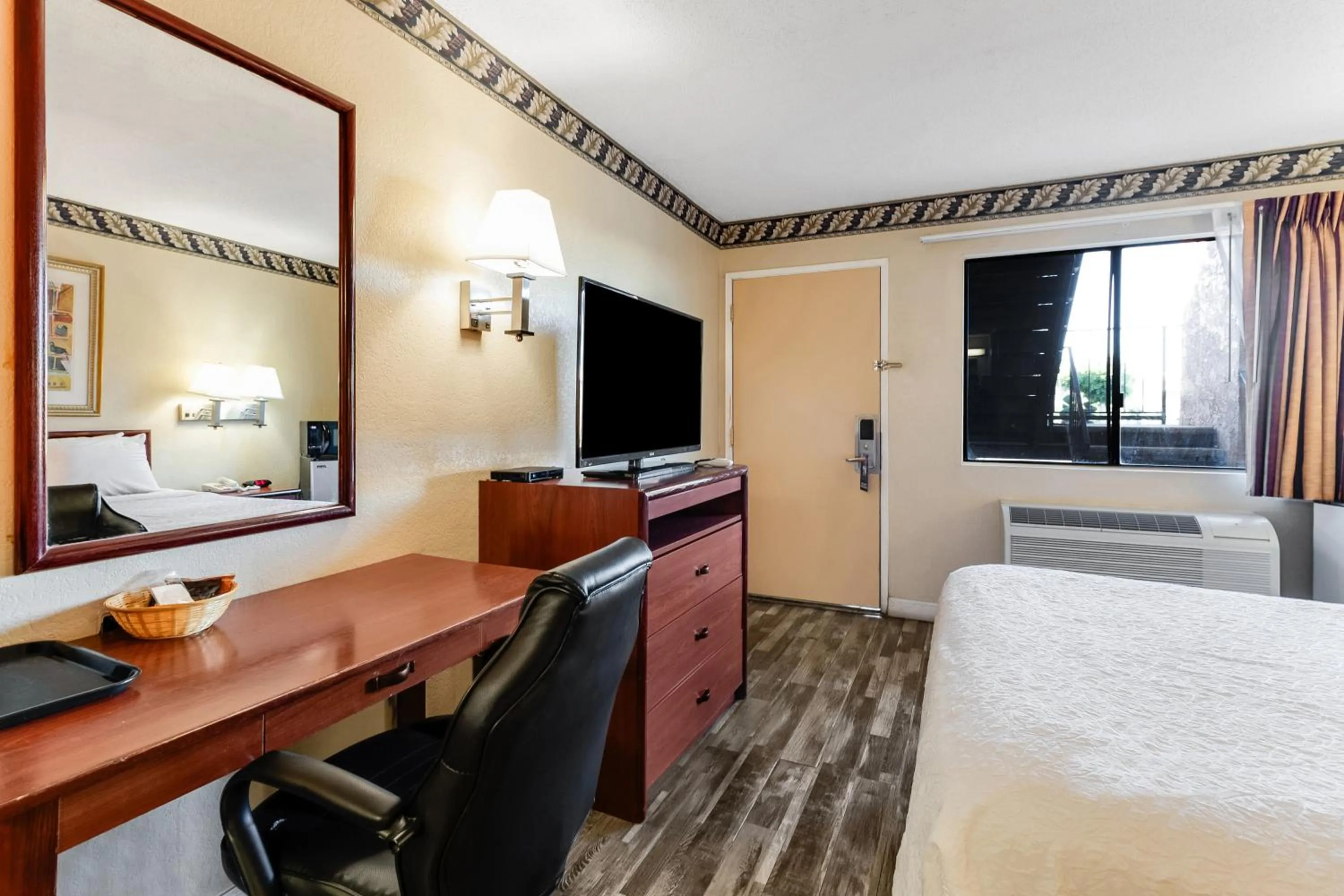 Bed in Knights Inn Madera