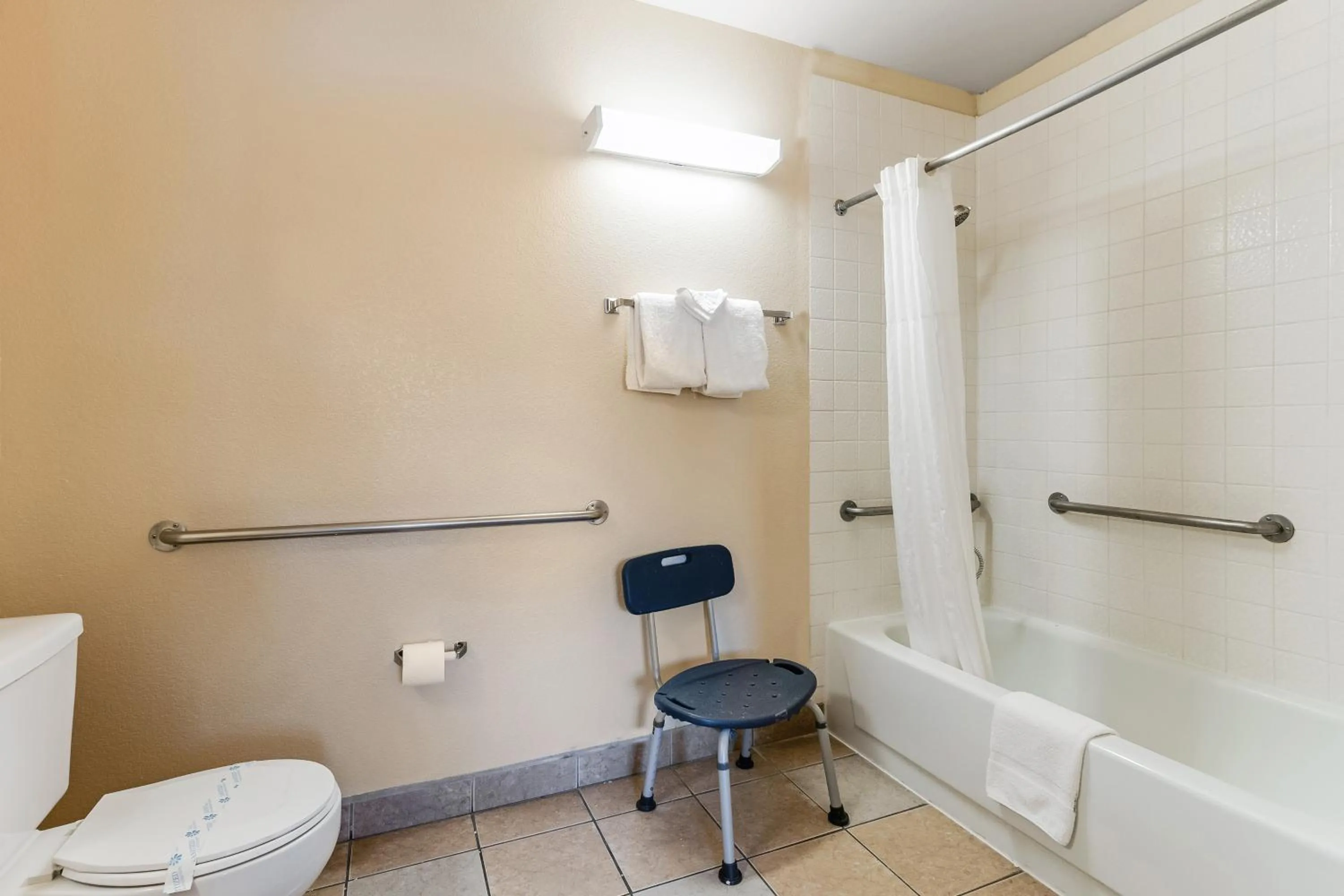 Toilet in Knights Inn Madera