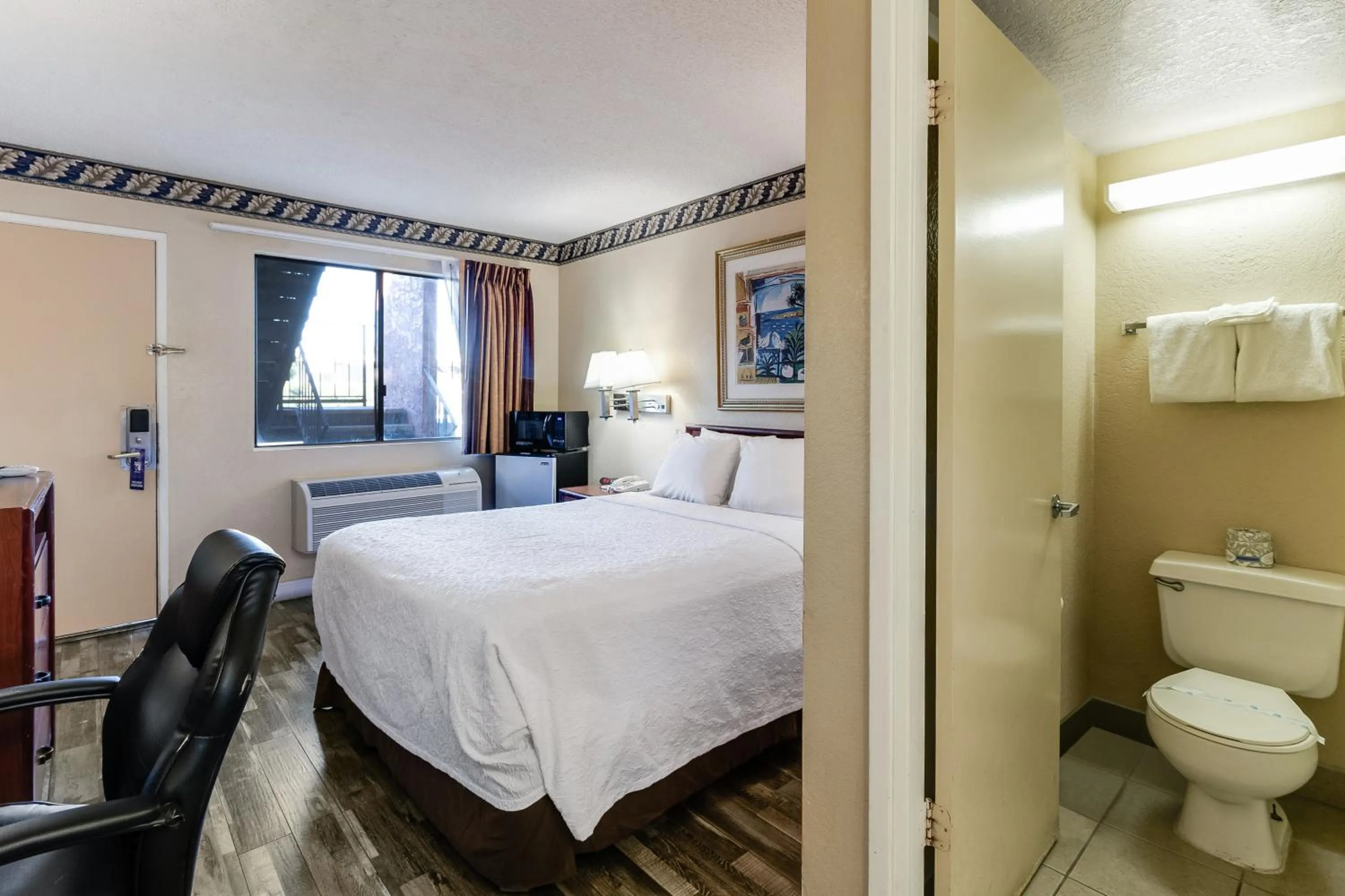 Toilet, Bed in Knights Inn Madera