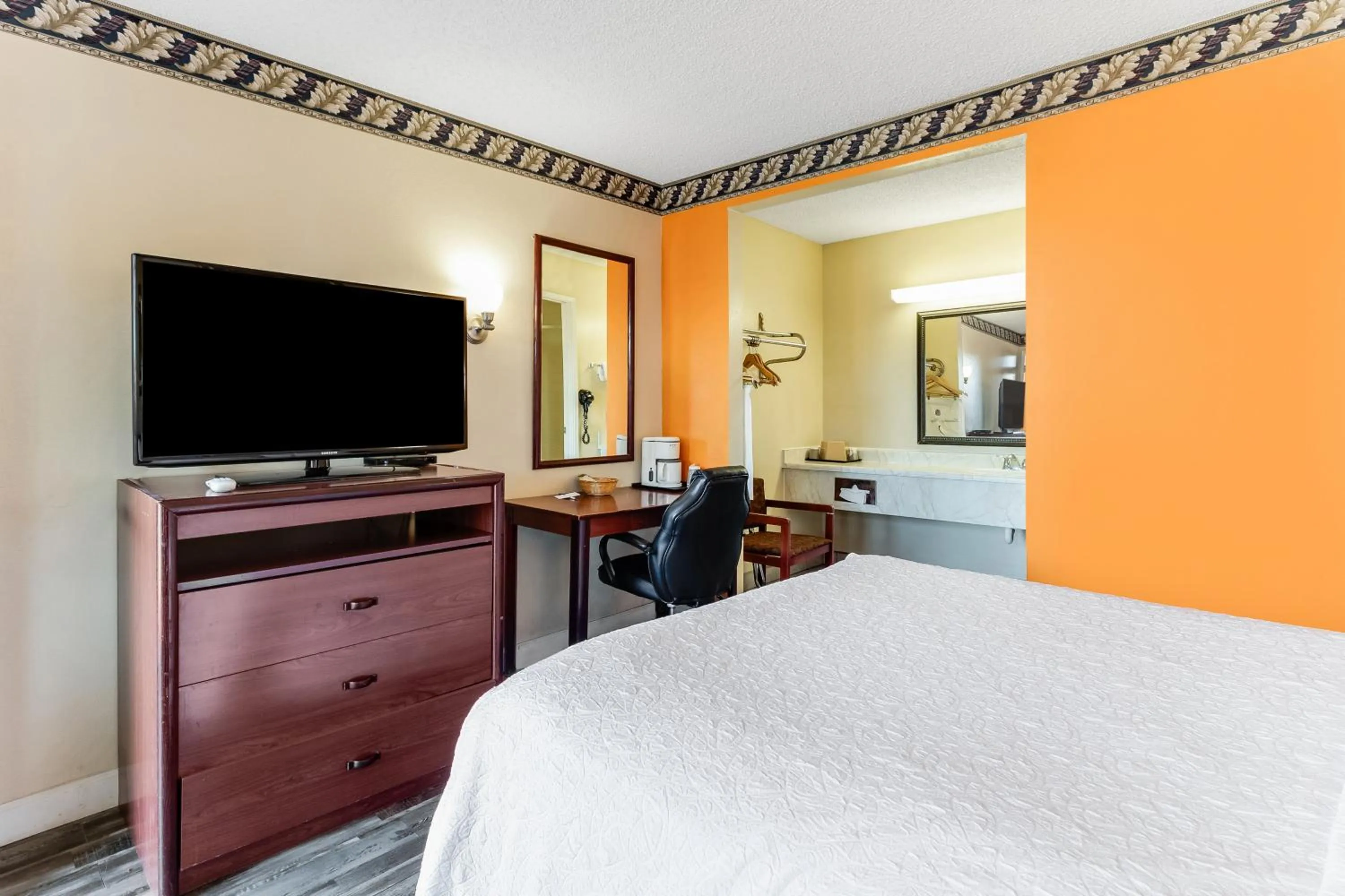 Bed in Knights Inn Madera