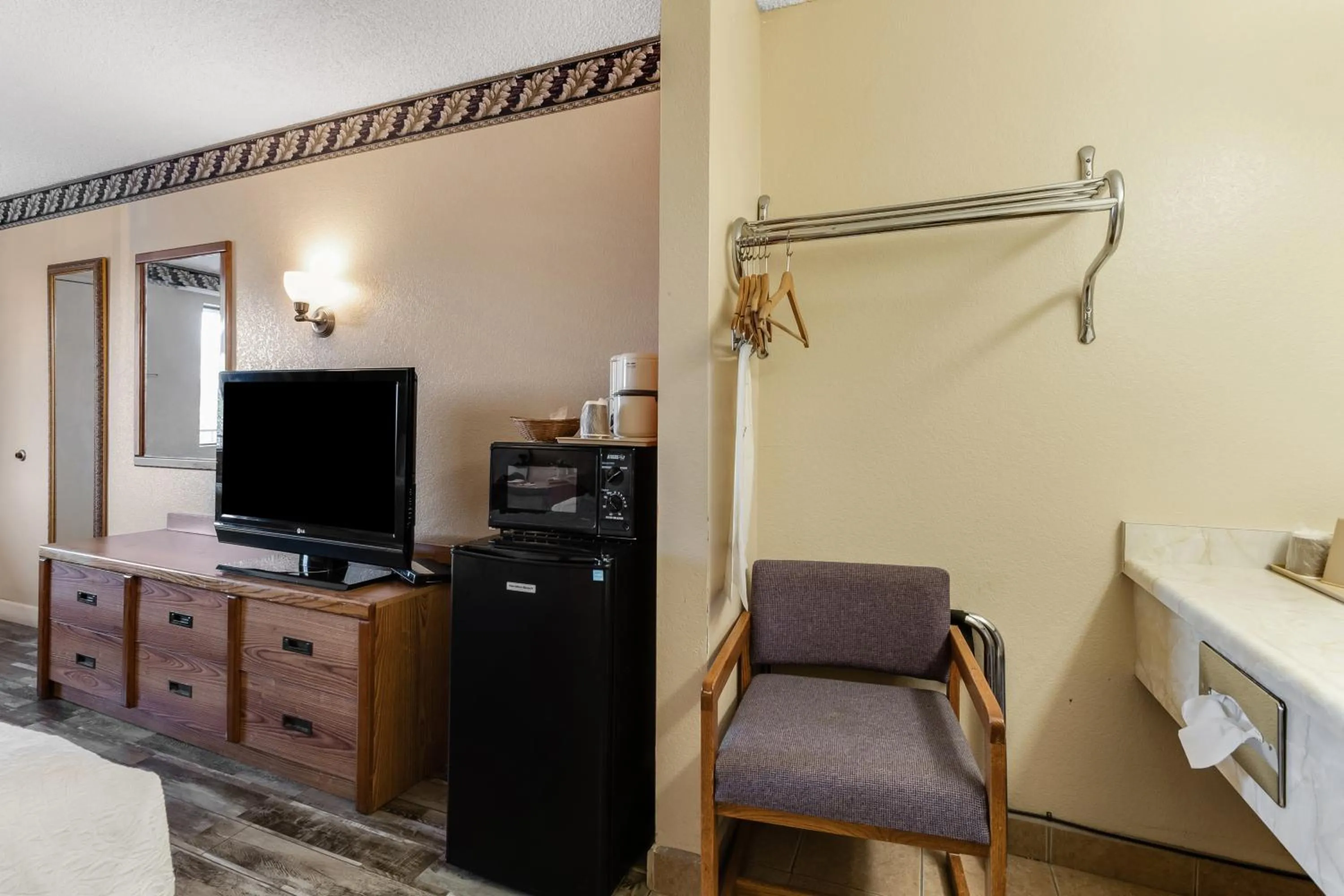 TV and multimedia, Bed in Knights Inn Madera