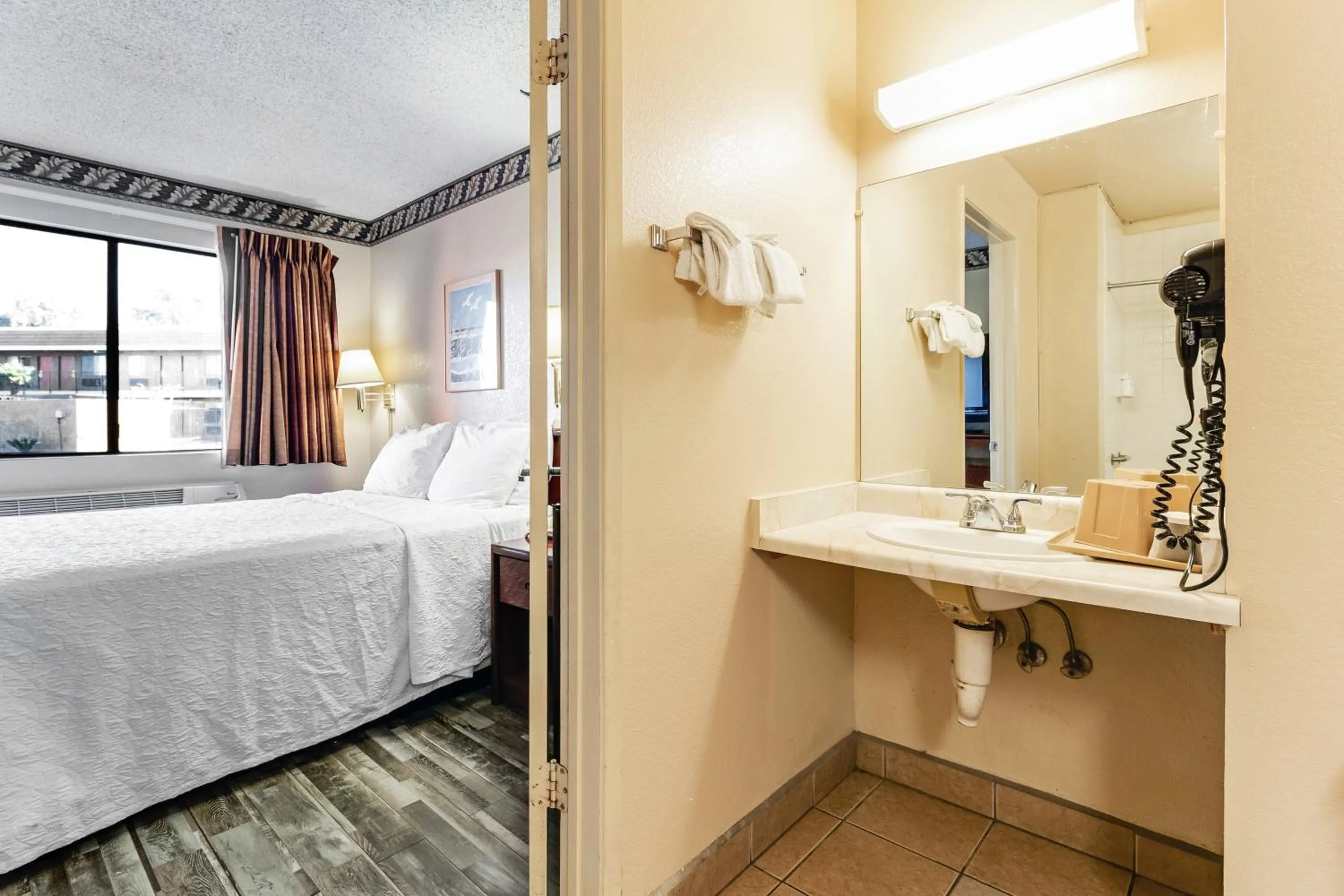 Bed in Knights Inn Madera