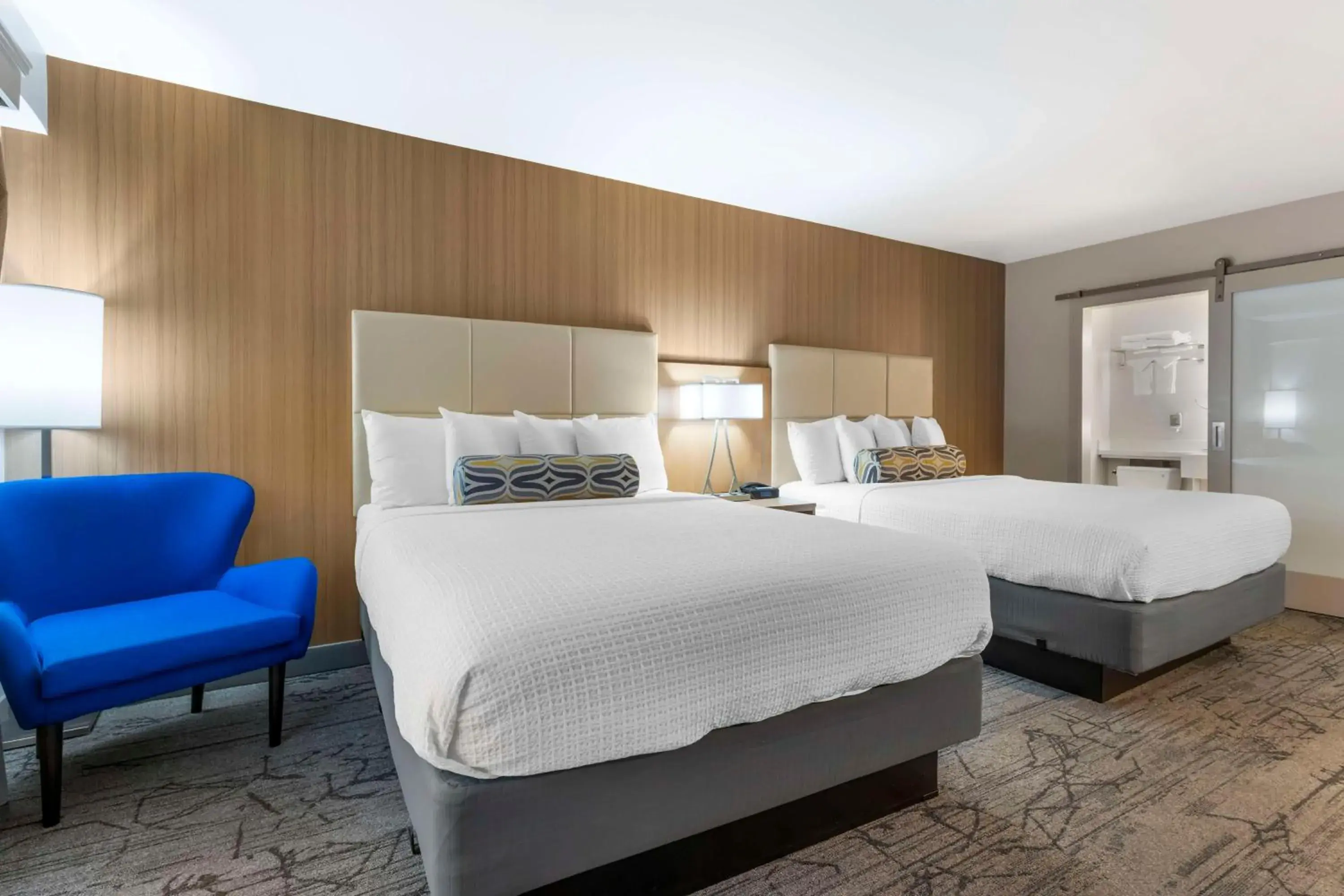 Queen Room with Two Queen Beds and Patio in Best Western Red Coach Inn Queen Room with Two Queen Beds and Patio in Best Western Red Coach Inn