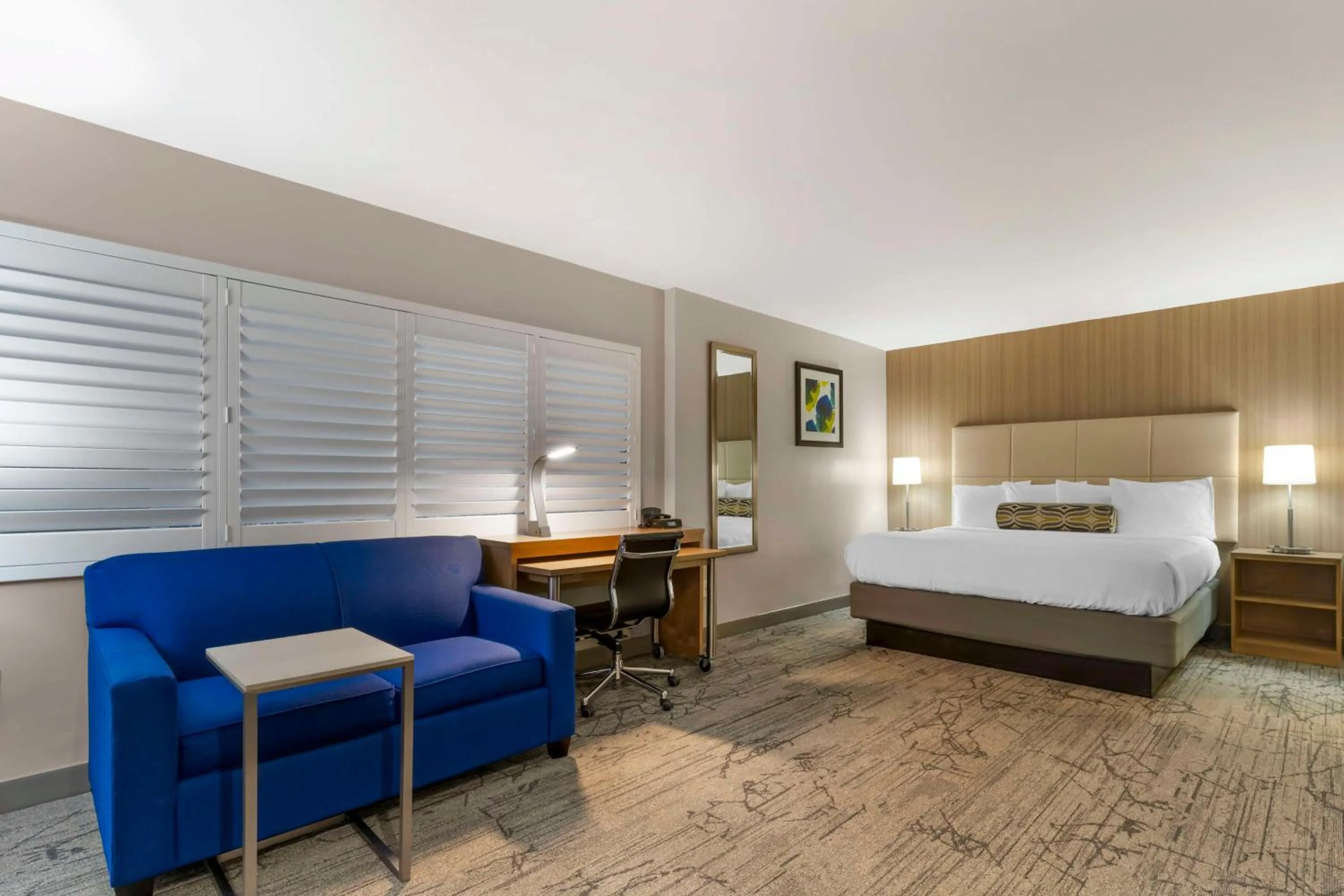 Bedroom, Bed in Best Western Red Coach Inn