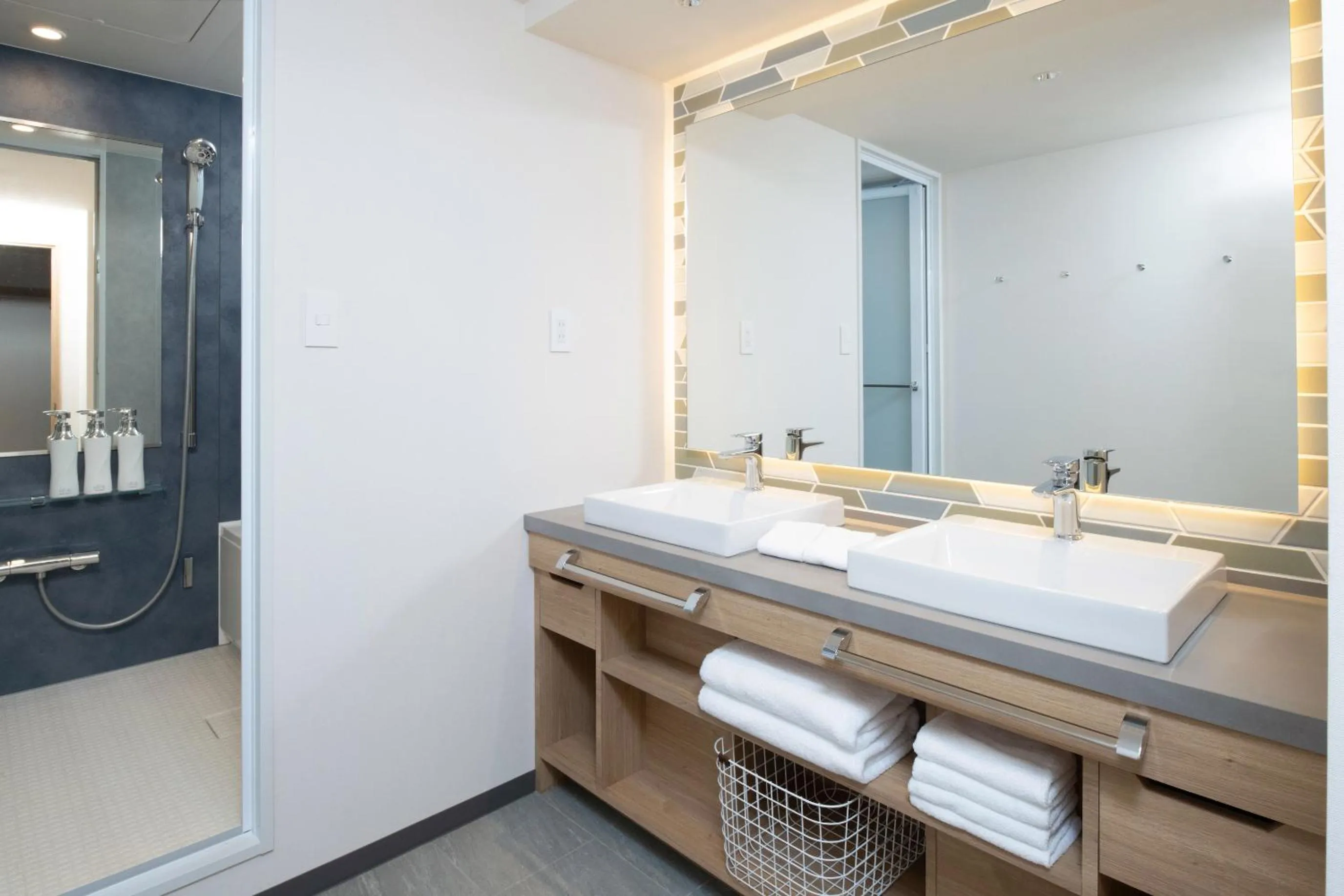 Art Hotel Osaka Bay Tower