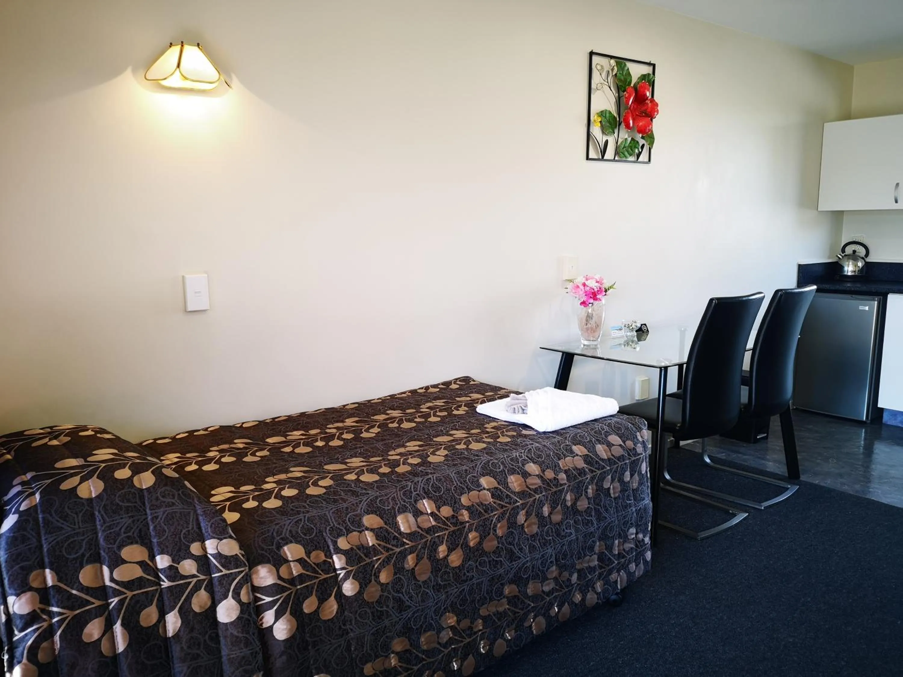 Bed in Aston Court Motel