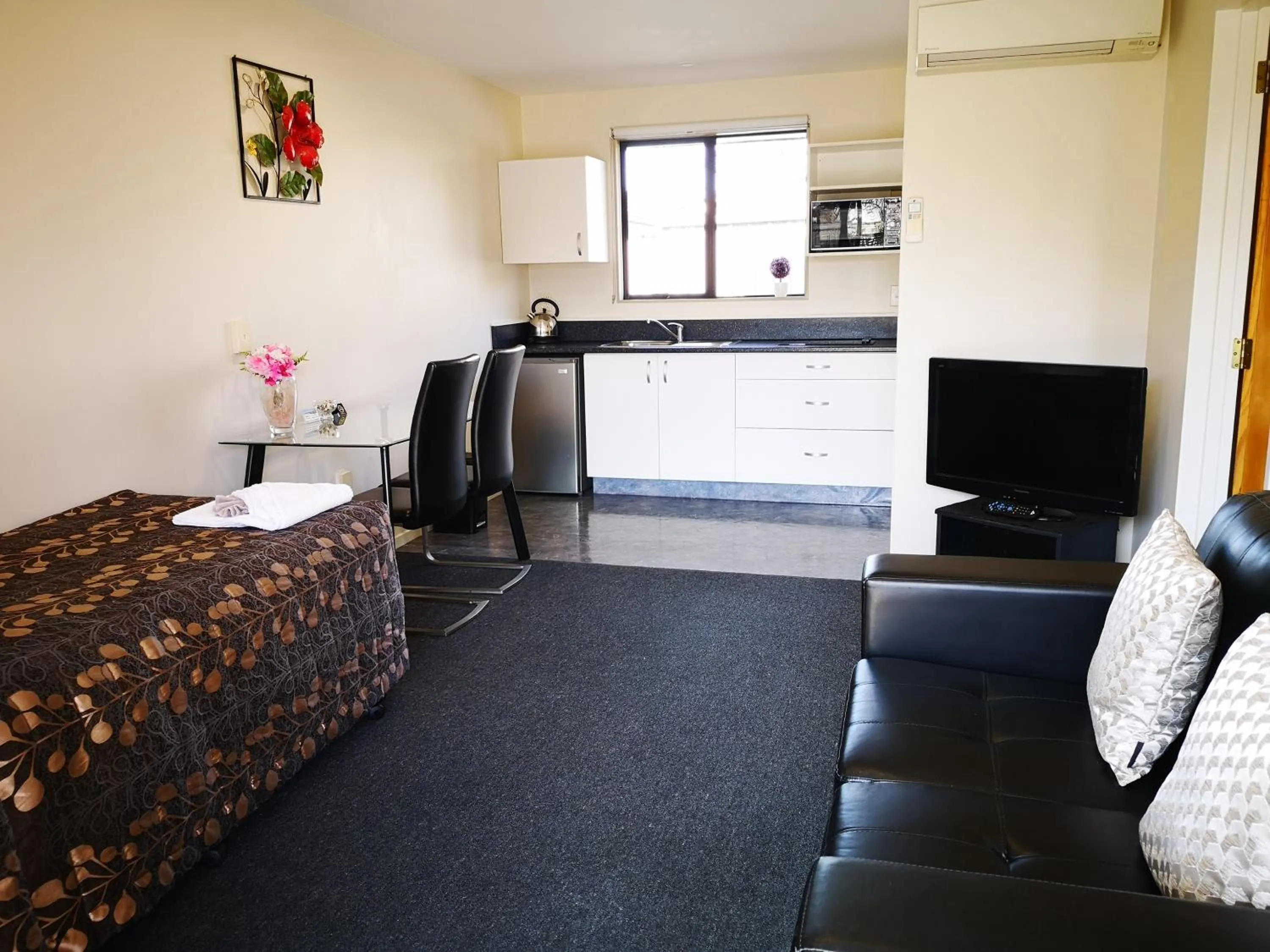 Bed in Aston Court Motel