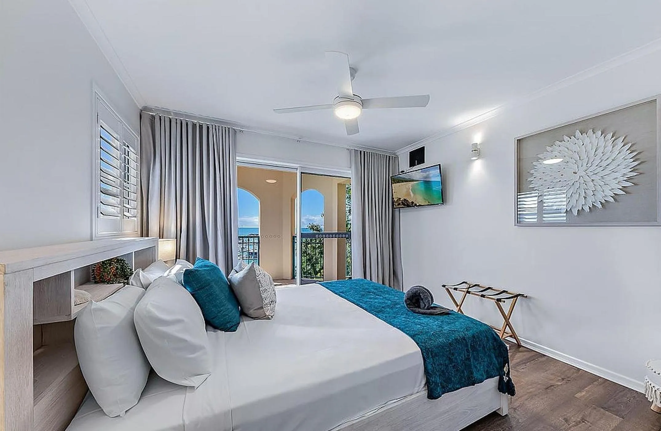 Bedroom, Bed in Shingley Beach Resort - Whitsundays