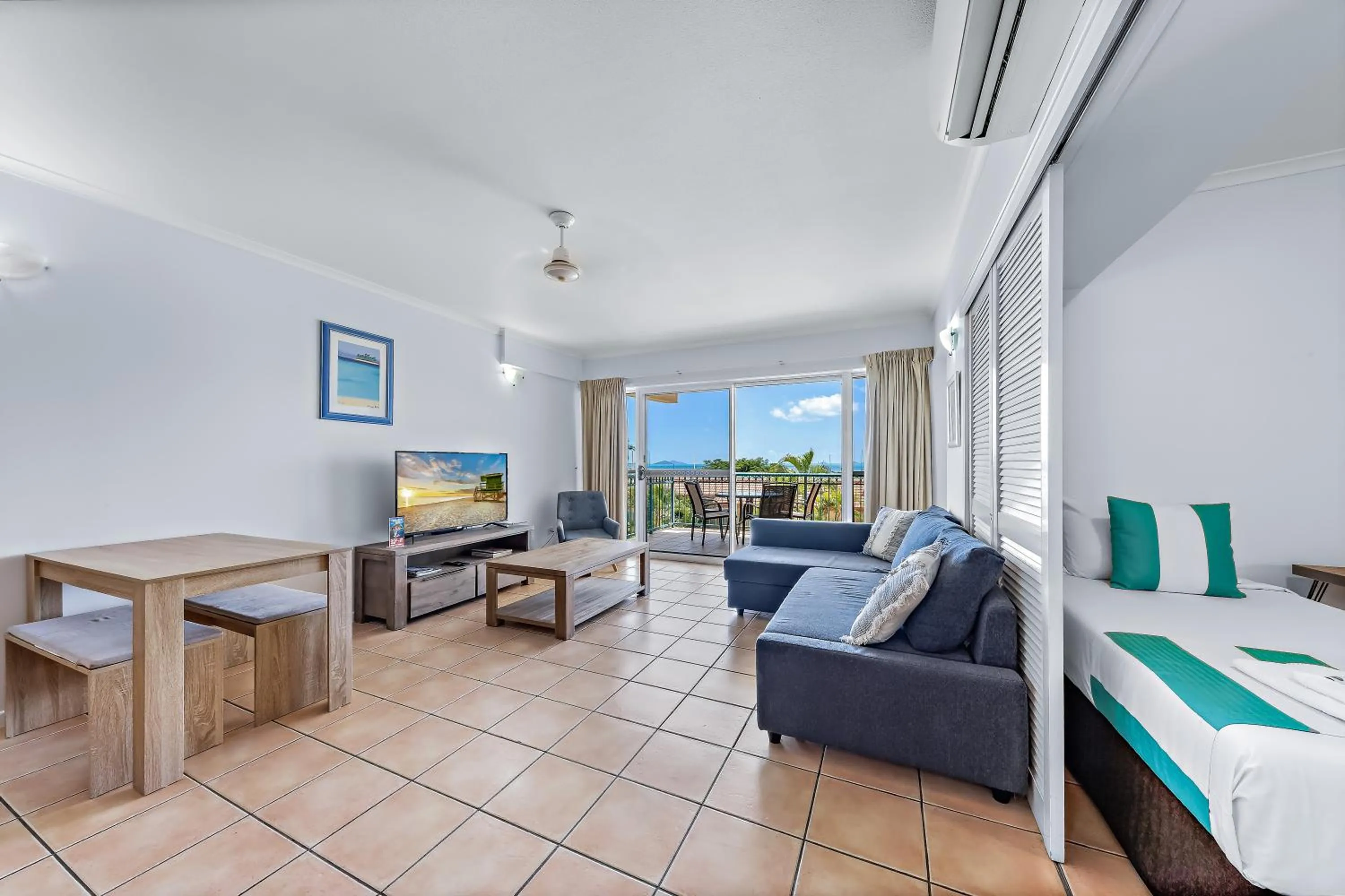 Photo of the whole room, Bed in Shingley Beach Resort - Whitsundays