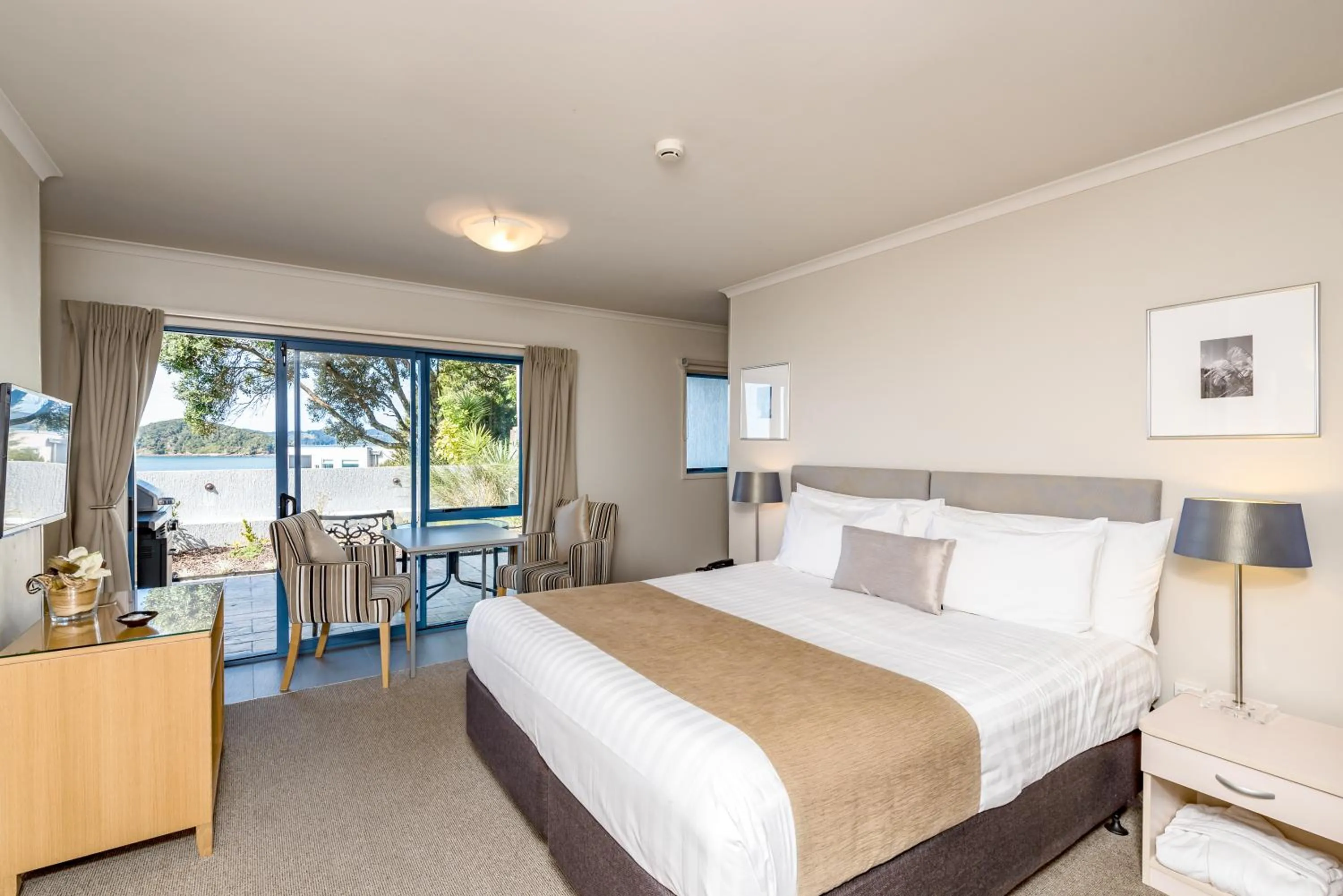 Balcony/Terrace, Bed in Blue Pacific Apartments