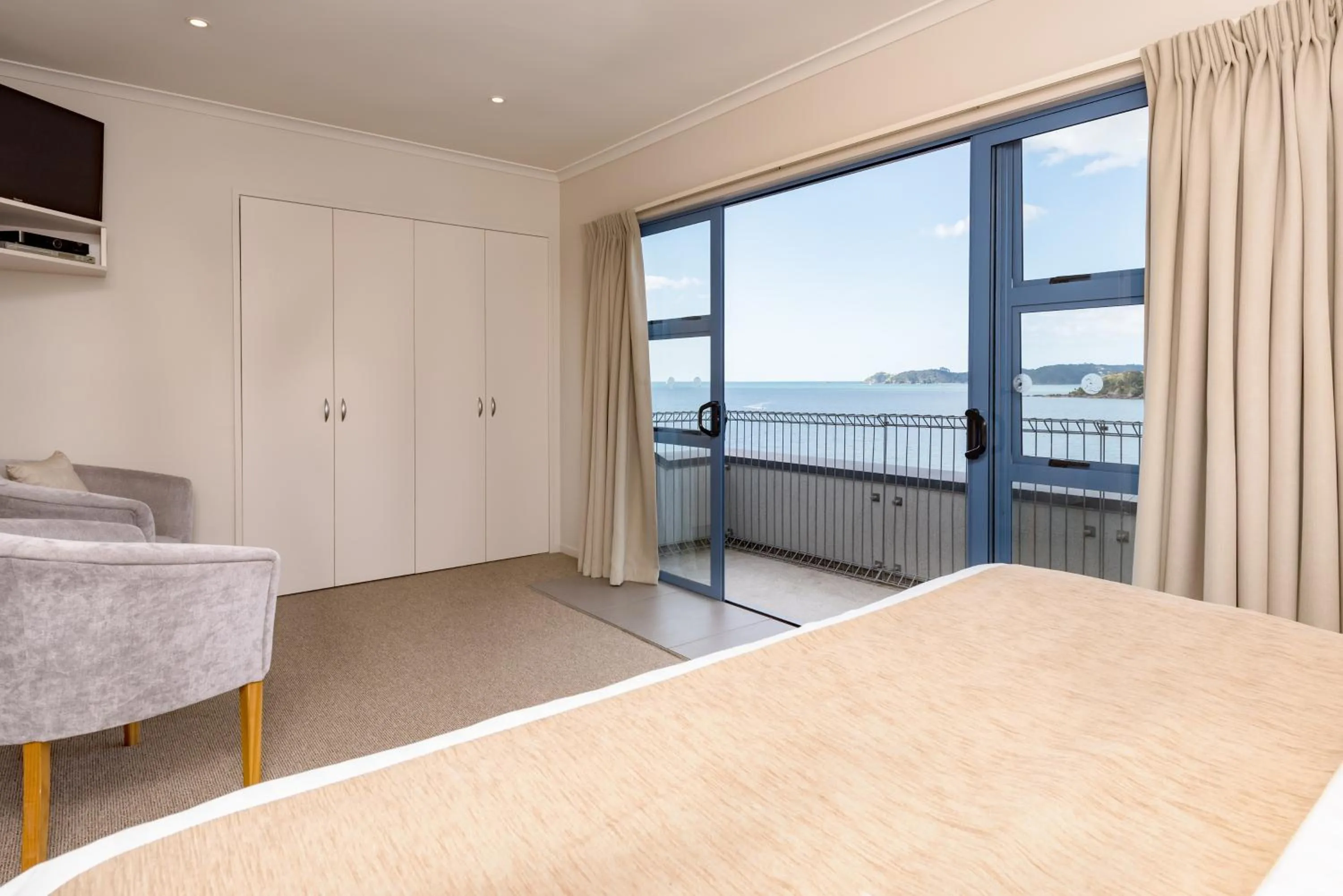 Balcony/Terrace, Bed in Blue Pacific Apartments