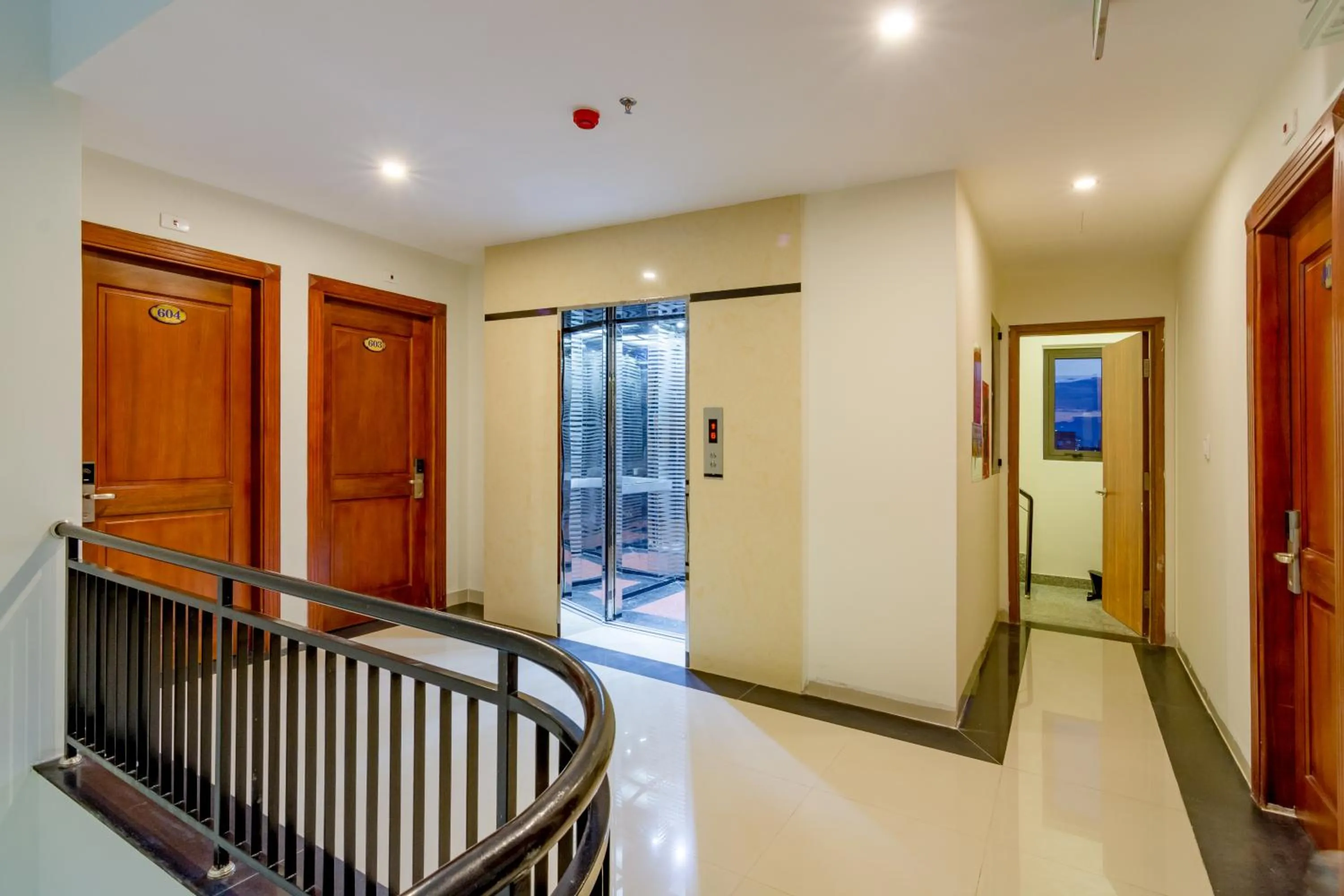 Communal lounge/ TV room in Salamander Apartment hotel