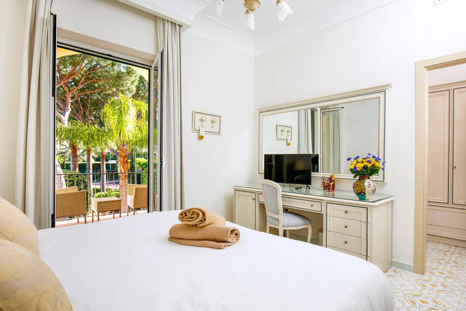 Bed in La Reginella Resort & Spa