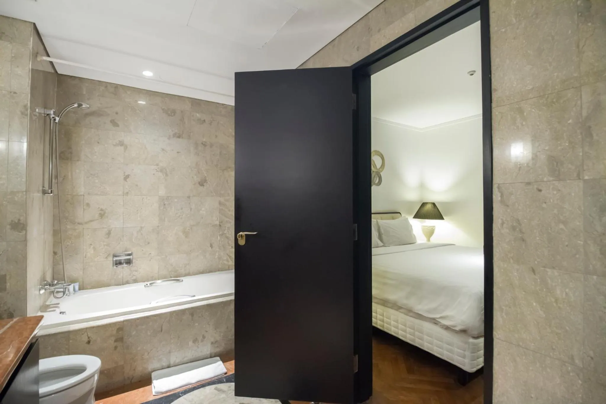 Bath, Bed in Oakwood Suites Kuningan Jakarta