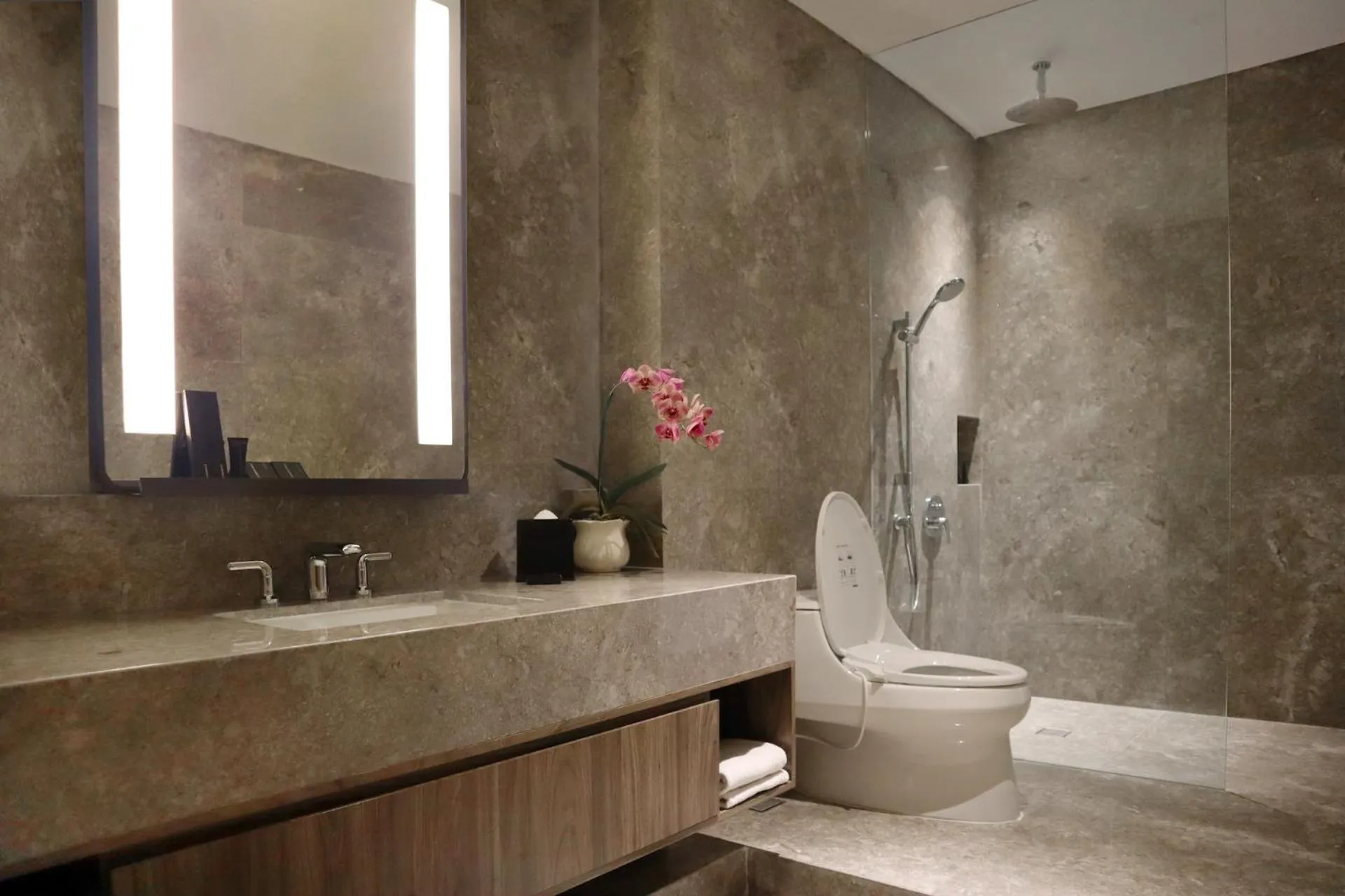 Shower in Oakwood Suites Kuningan Jakarta