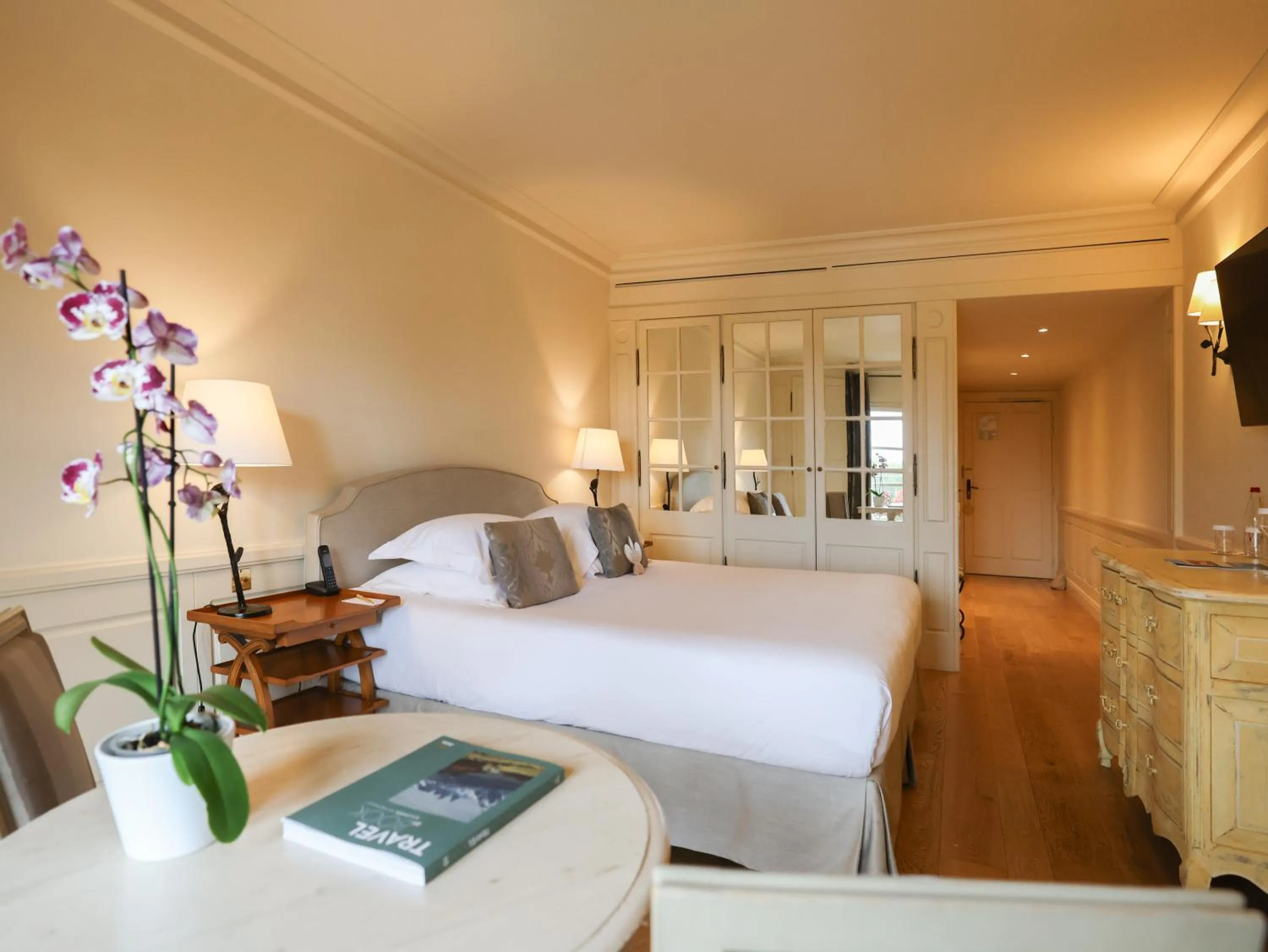 Bedroom, Bed in L'Hôtel & Spa du Castellet