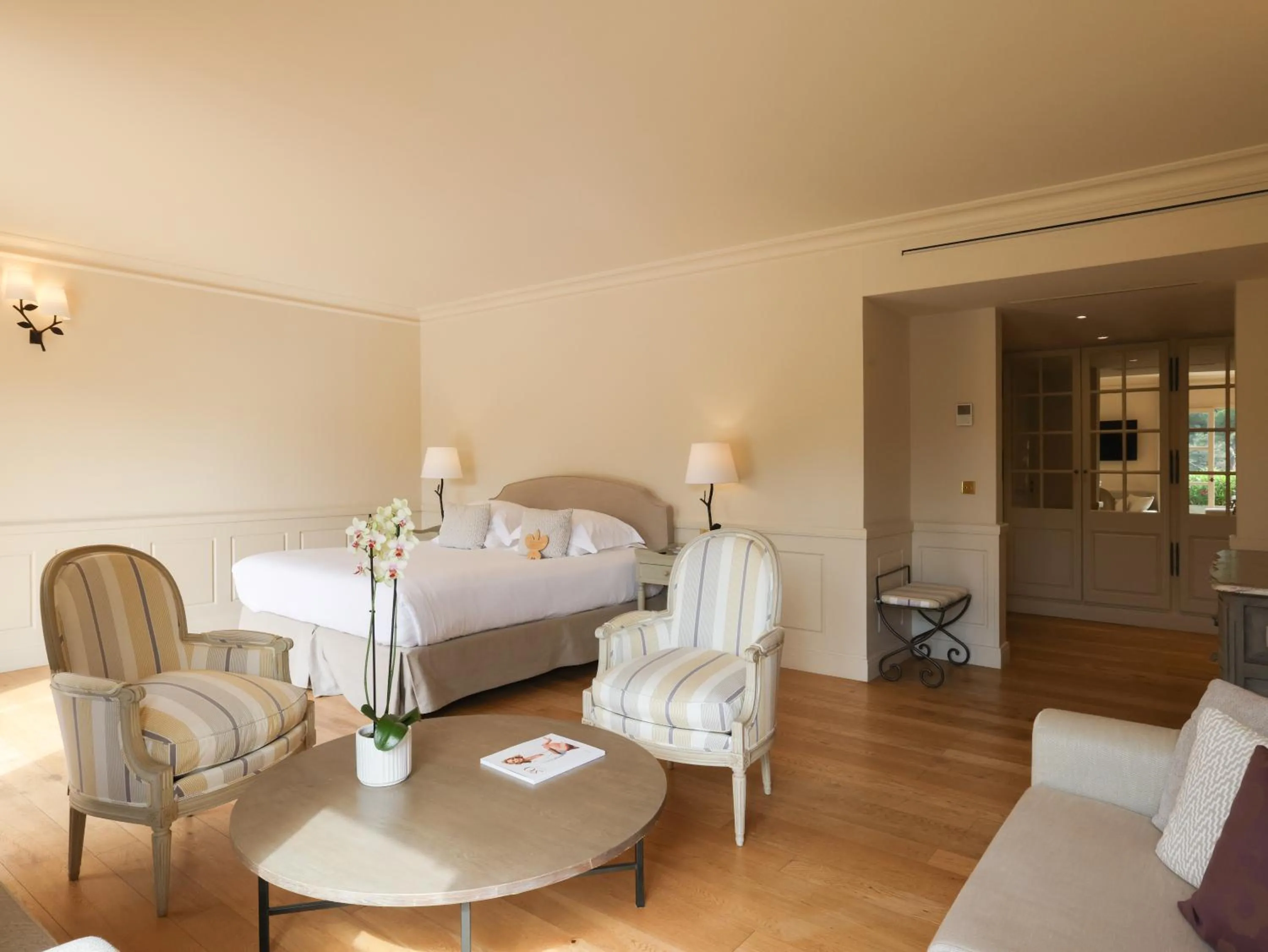 Photo of the whole room, Bed in L'Hôtel & Spa du Castellet