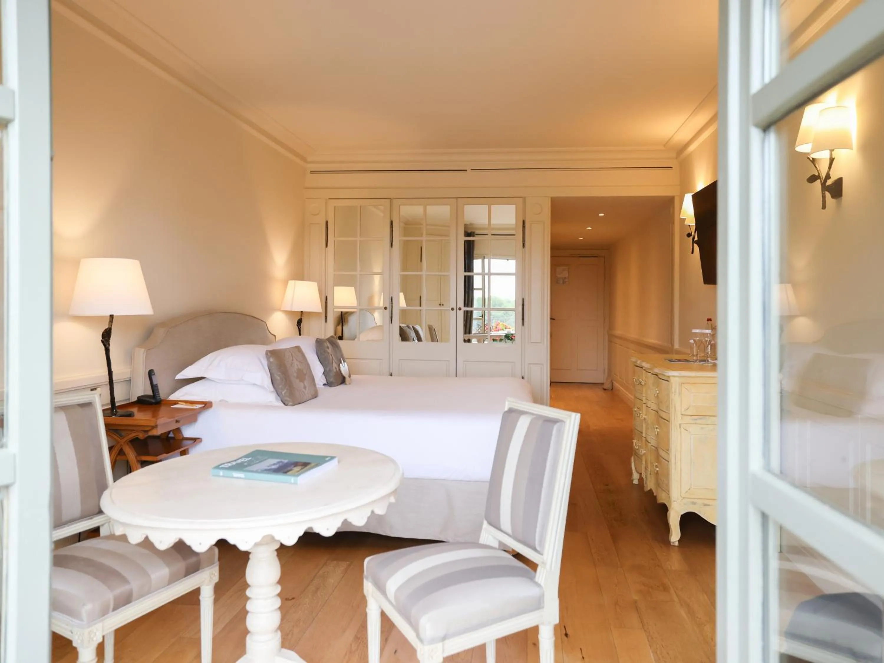 Bedroom, Bed in L'Hôtel & Spa du Castellet