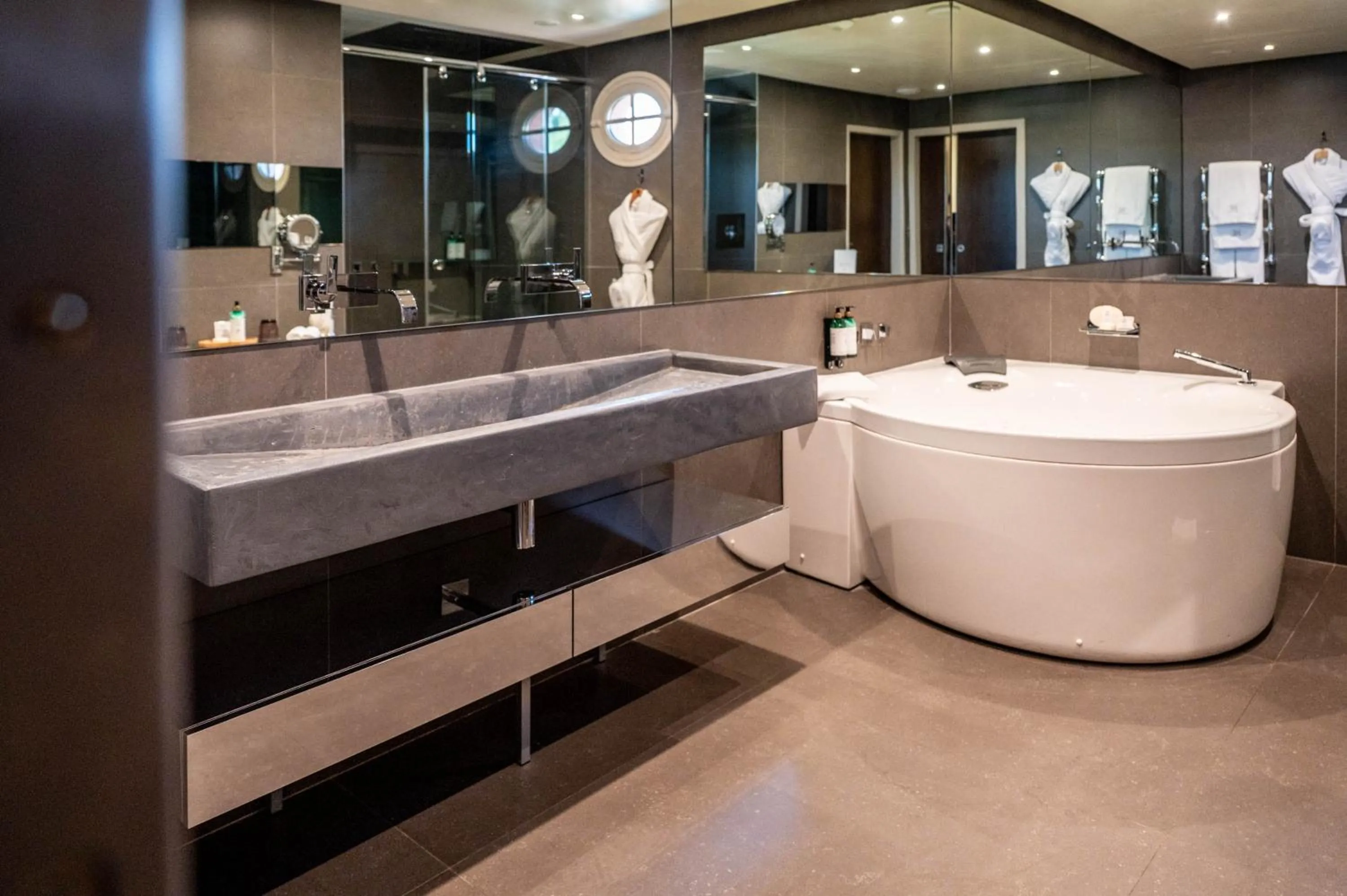 Bedroom in L'Hôtel & Spa du Castellet