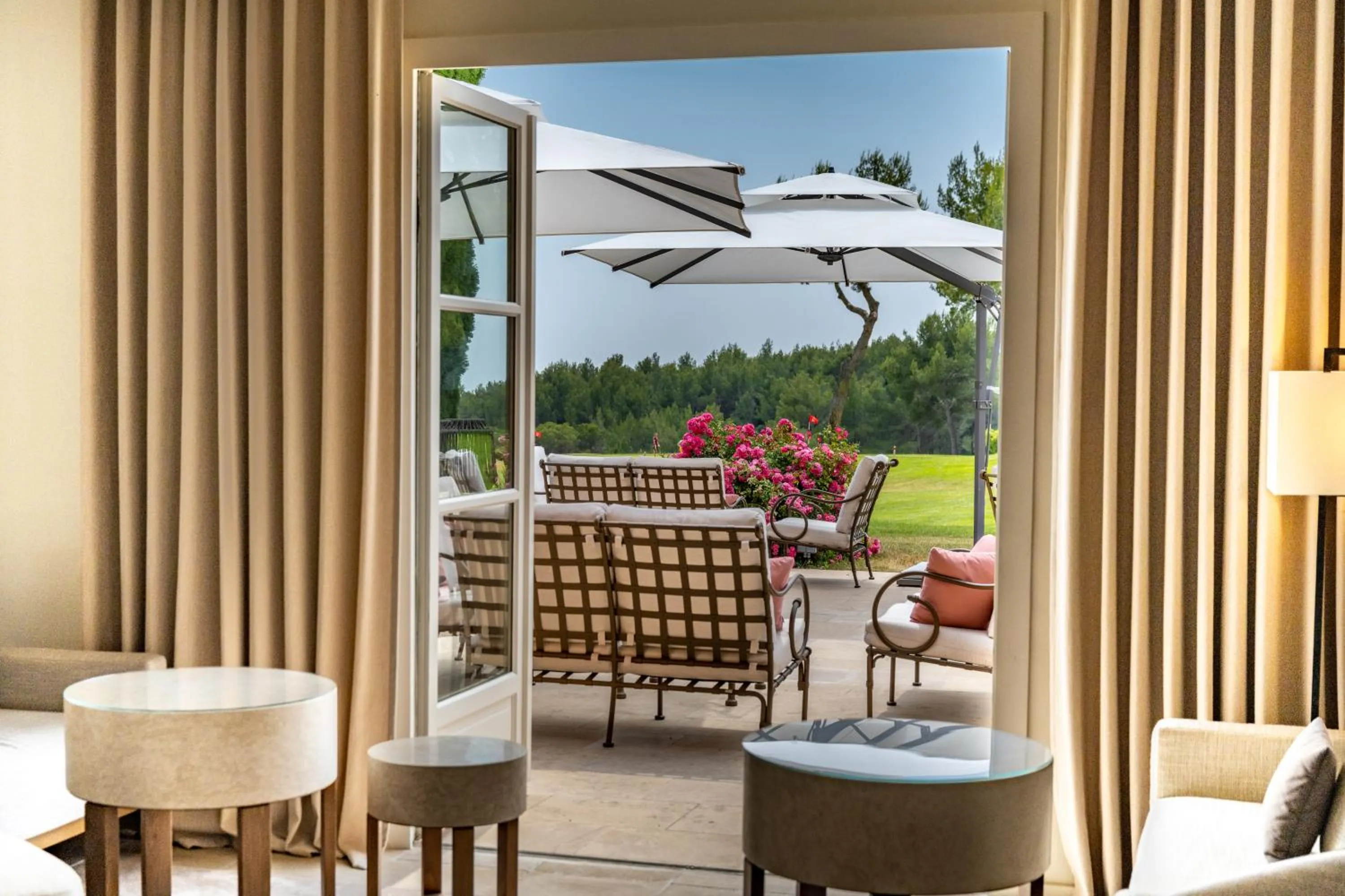 Lounge or bar in L'Hôtel & Spa du Castellet