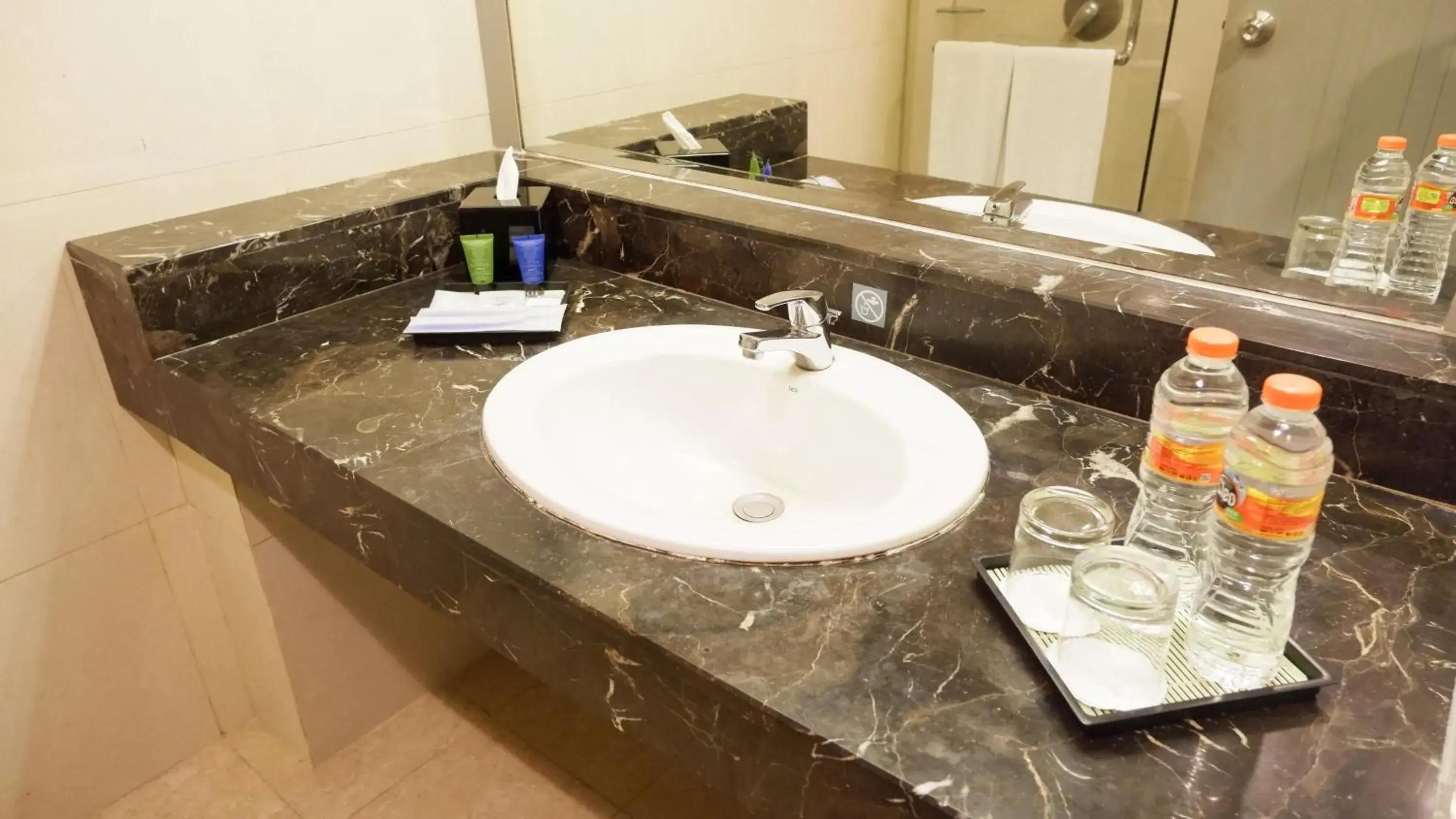 Superior Queen Room in Royal Palm Hotel & Conference Center Cengkareng Superior Queen Room in Royal Palm Hotel & Conference Center Cengkareng