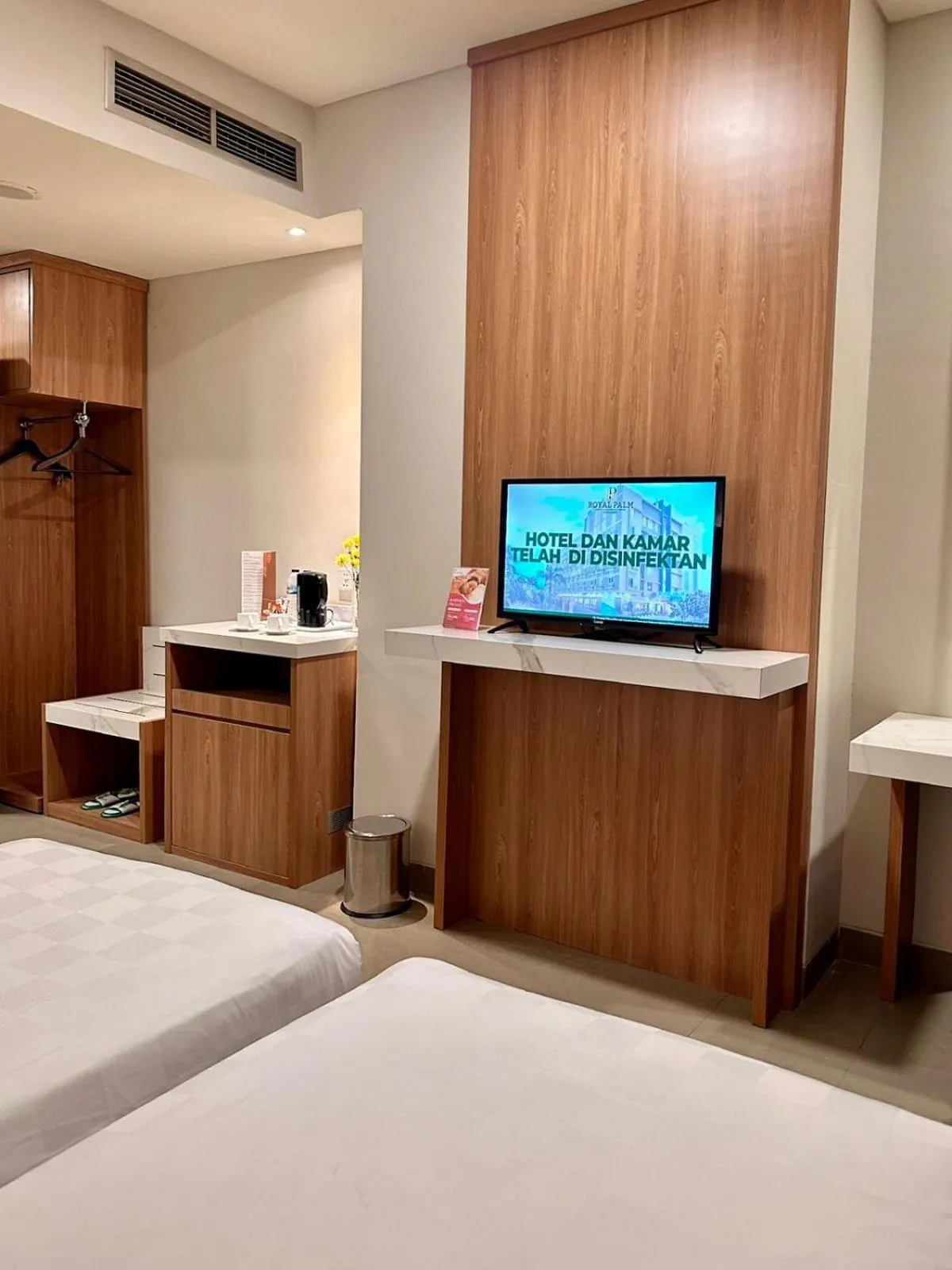 Bedroom, Bed in Royal Palm Hotel & Conference Center Cengkareng