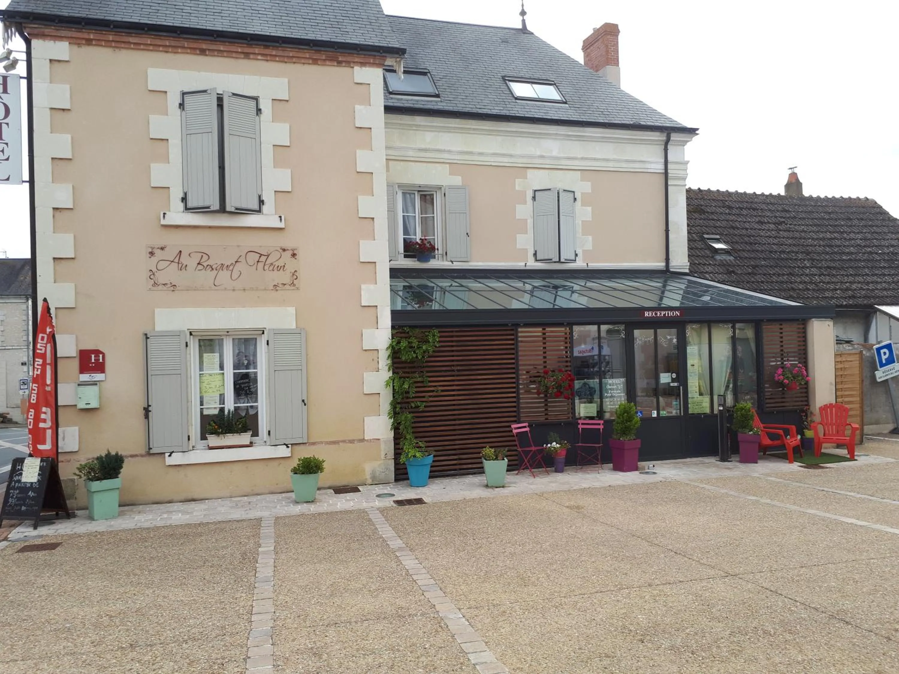 Facade/entrance in Au Bosquet Fleuri
