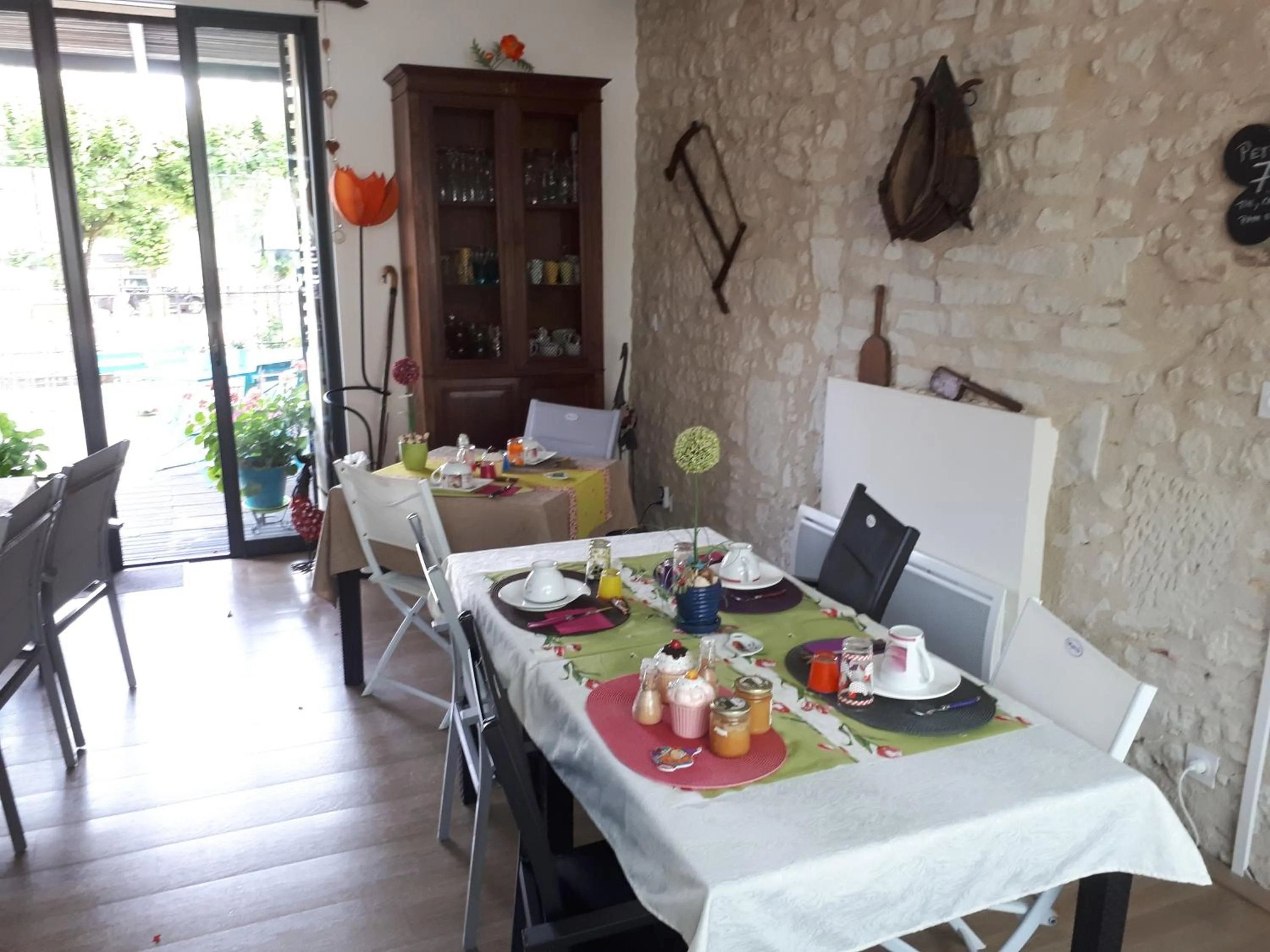 Communal lounge/ TV room in Au Bosquet Fleuri