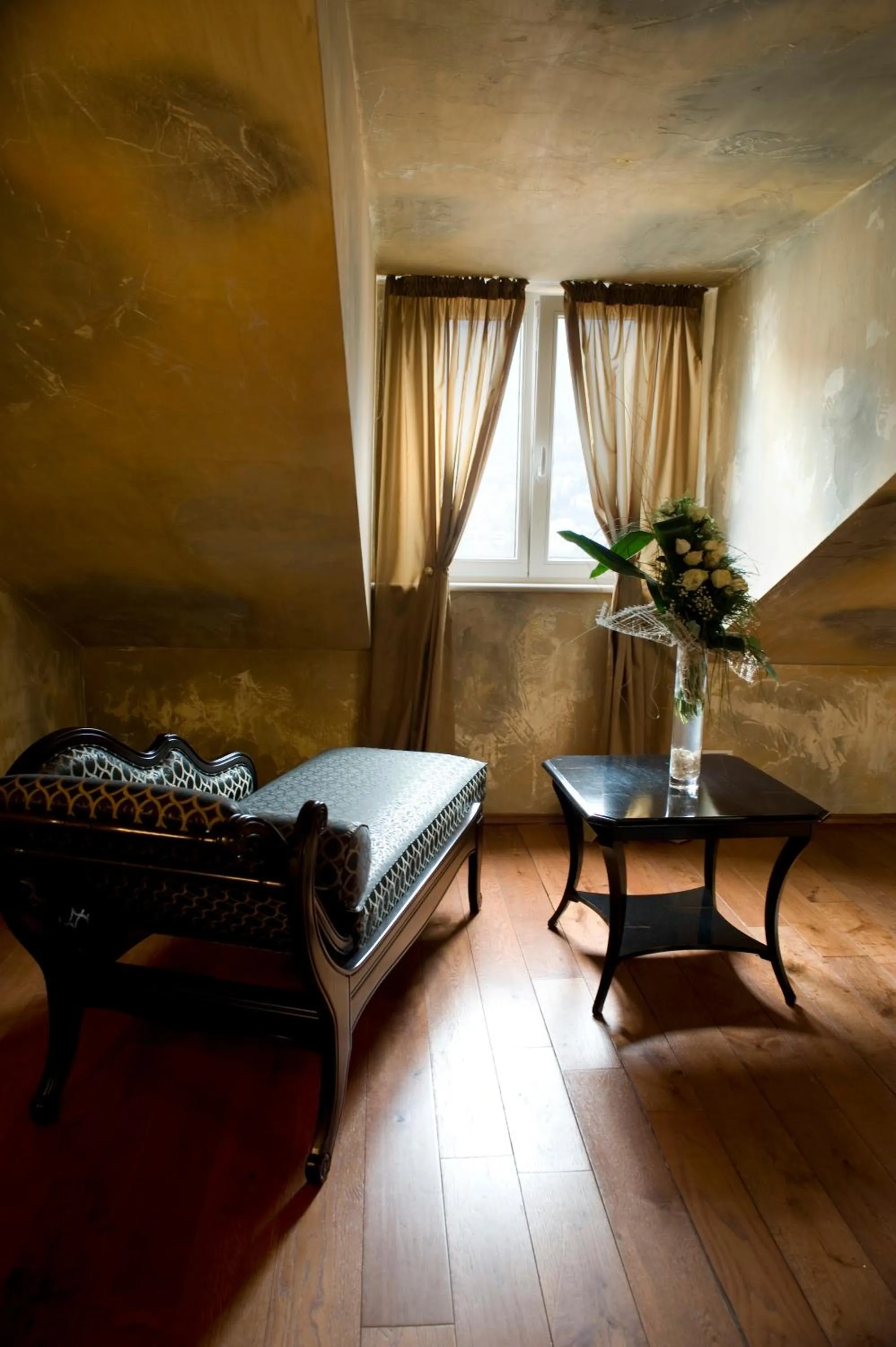 Seating area, Bed in Boutique Hotel Astoria