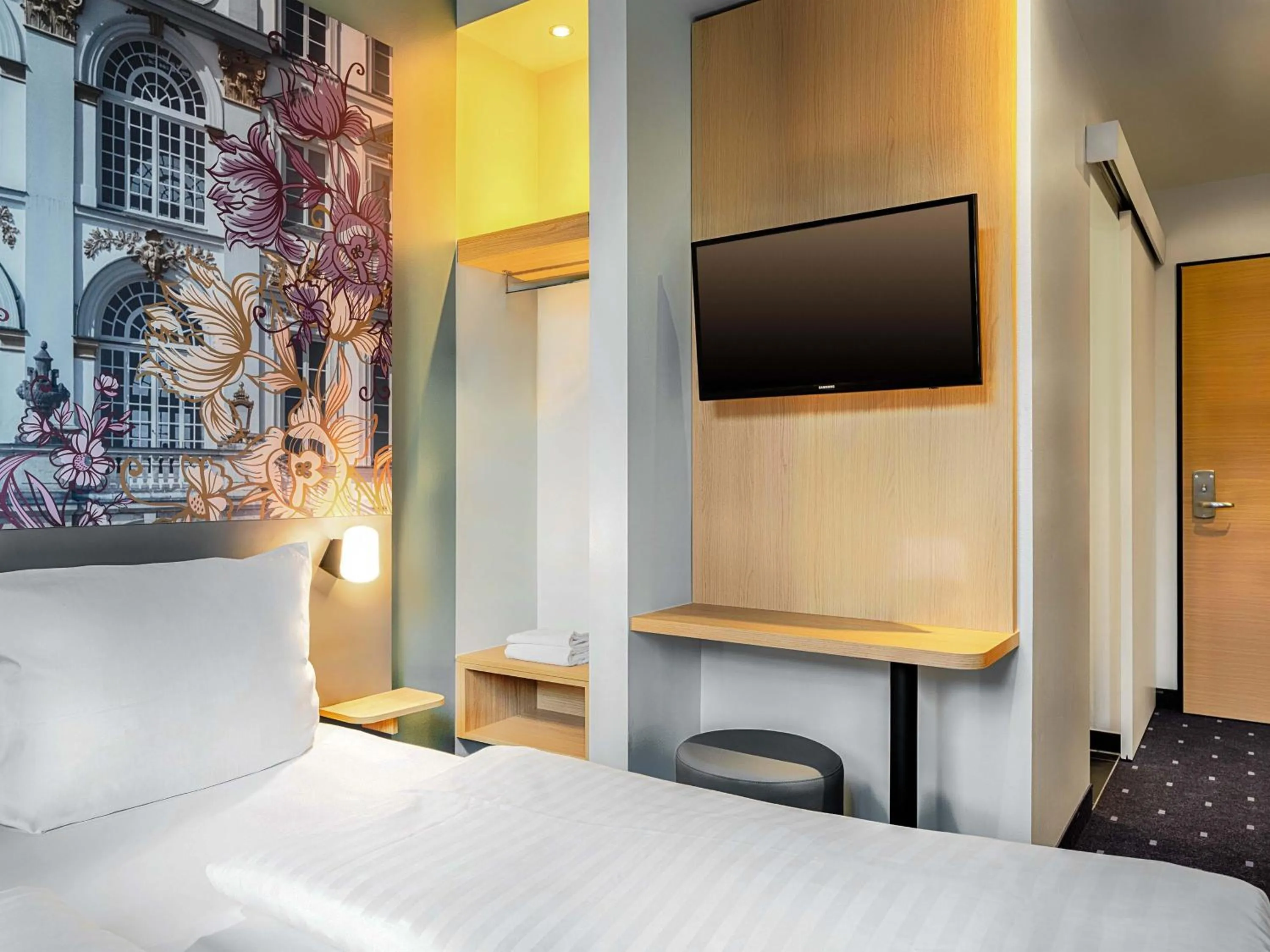 Bed in B&B Hotel München-Moosach