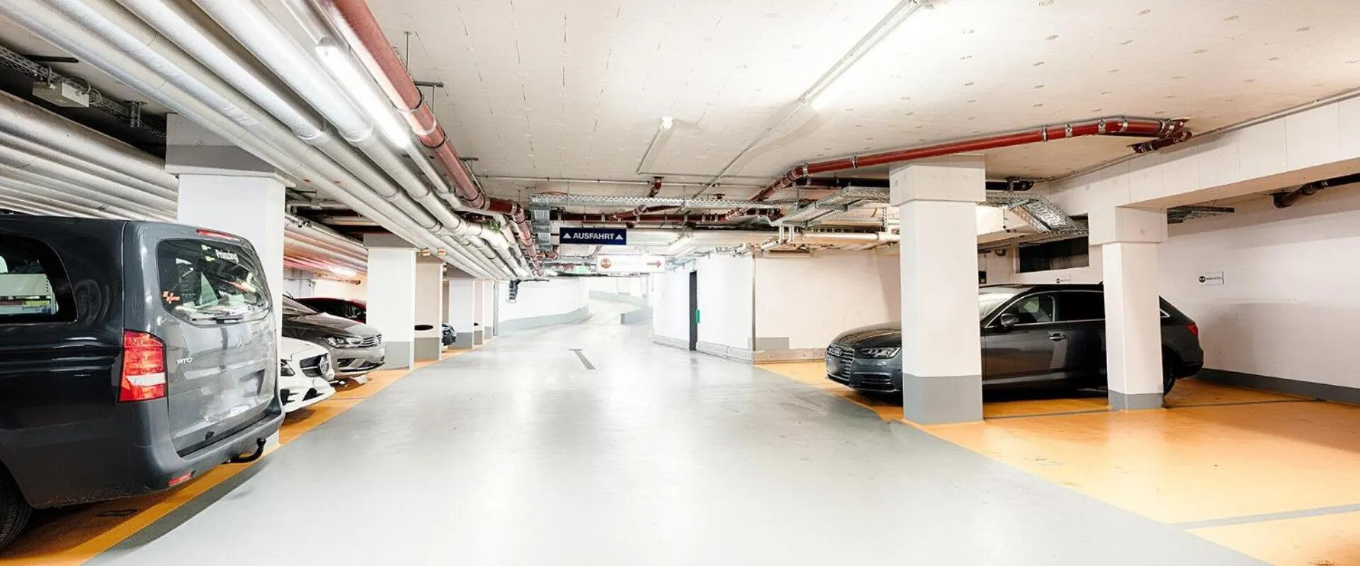 Lobby or reception in B&B Hotel München-Moosach