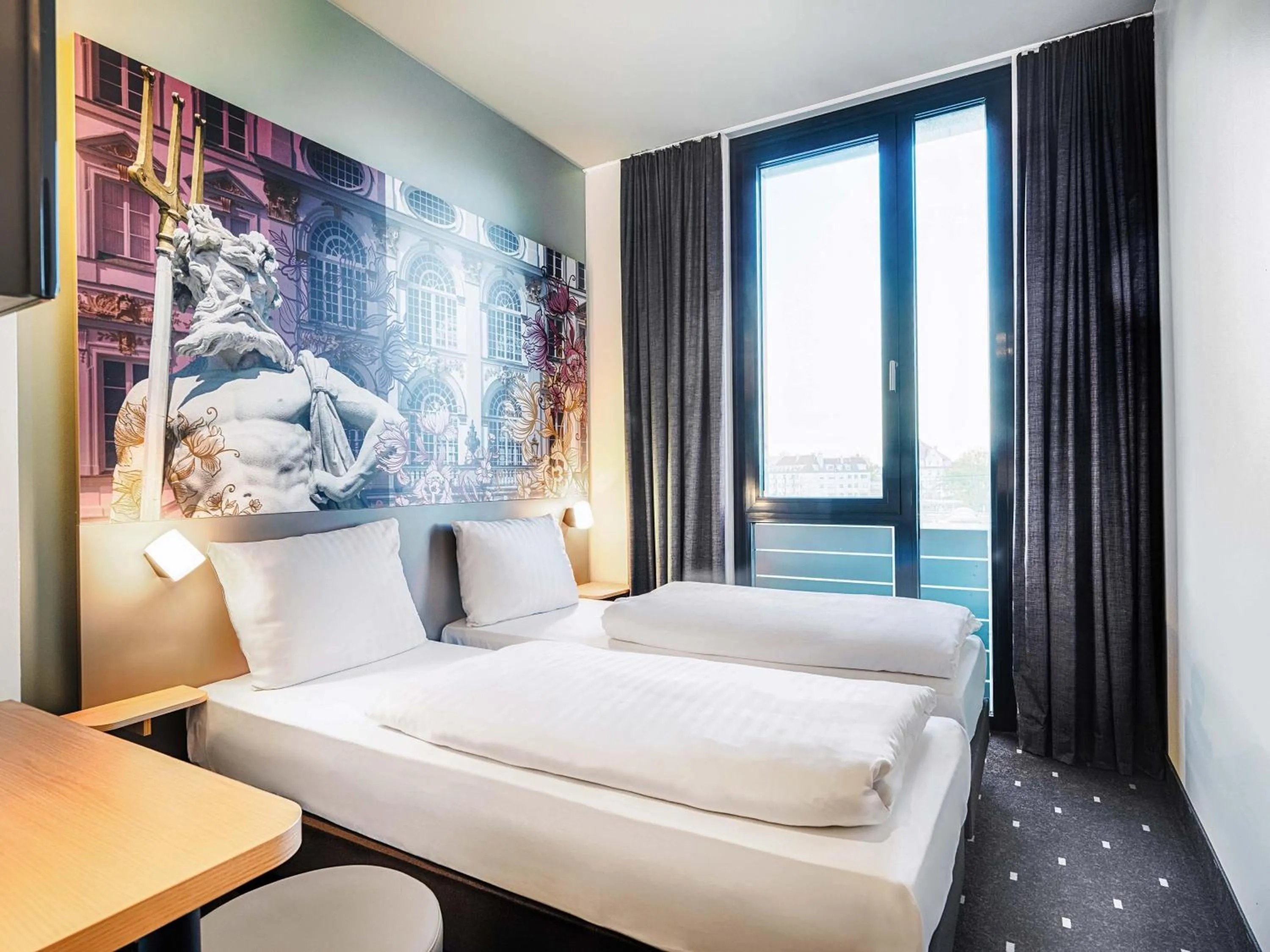 Bed in B&B Hotel München-Moosach