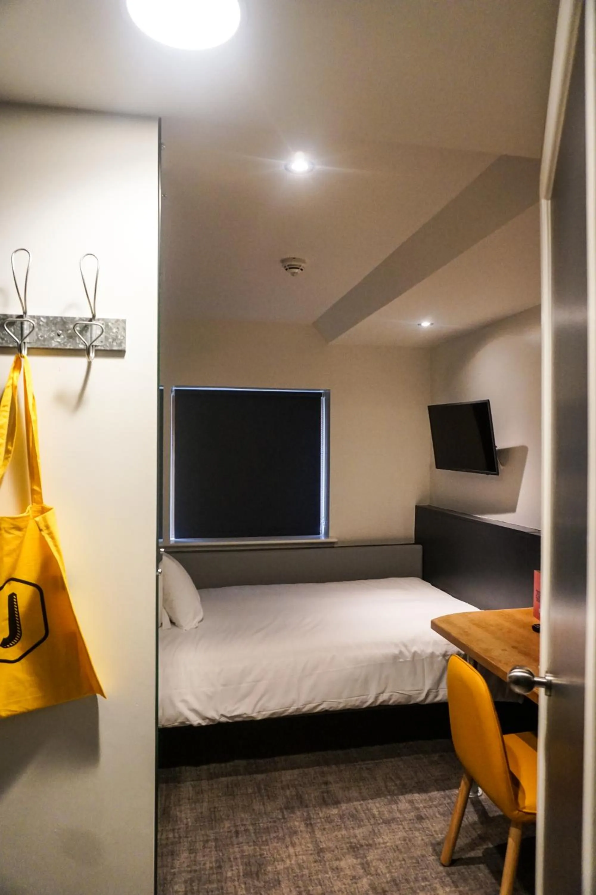 Bedroom, Bed in Jonas Hotel