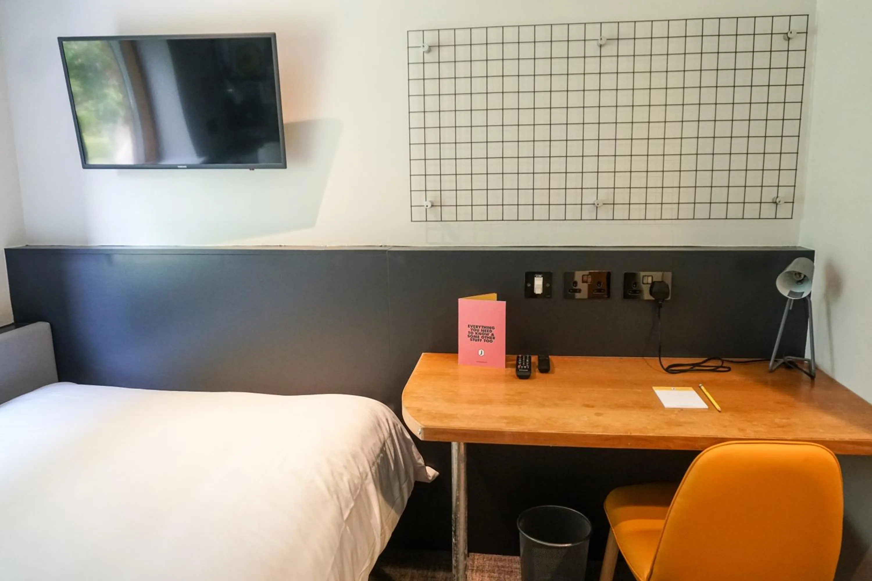 Bedroom, Bed in Jonas Hotel