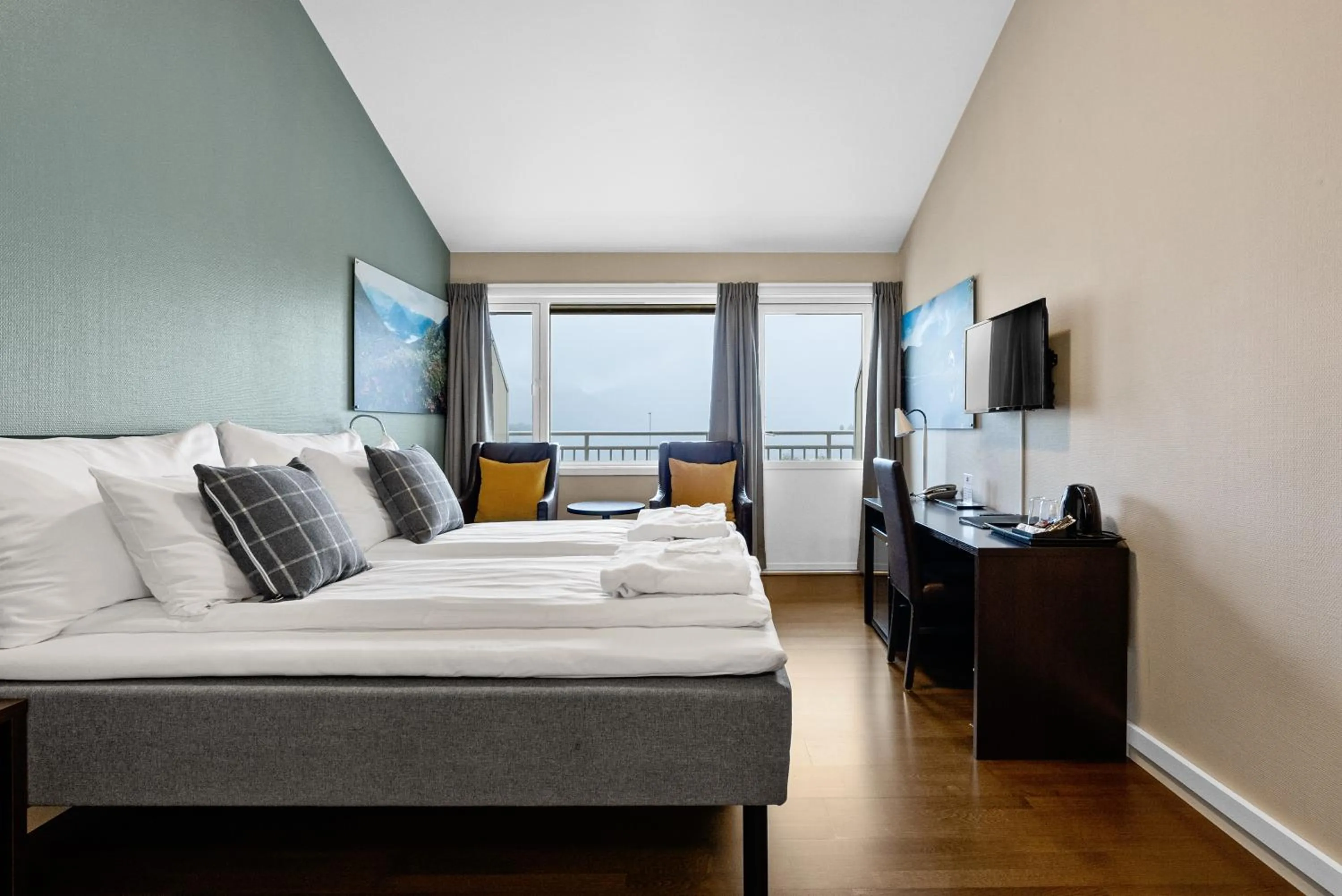 Bedroom, Bed in Grand Hotel Skei - Unike Hoteller