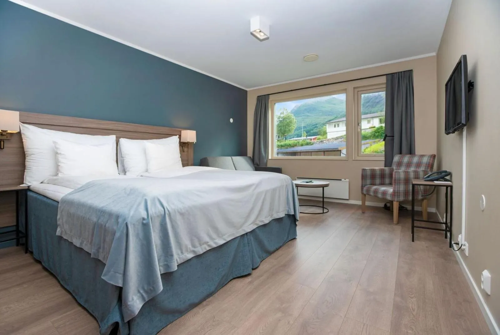 Bedroom, Bed in Grand Hotel Skei - Unike Hoteller
