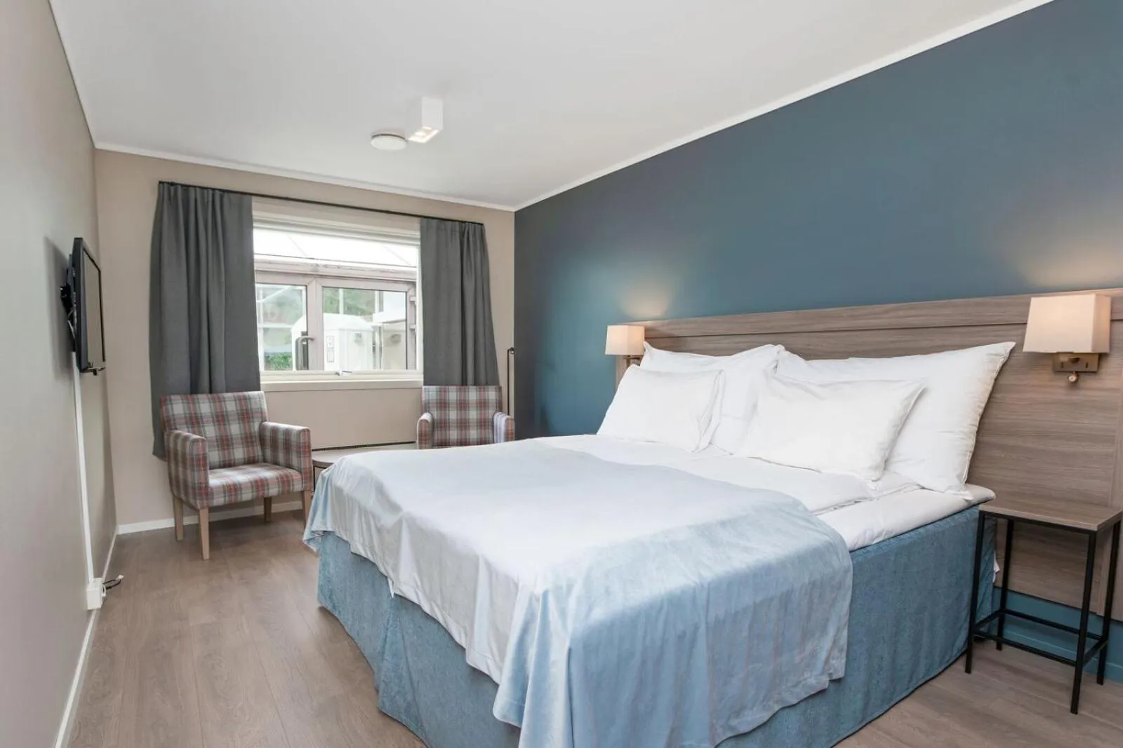 Bedroom, Bed in Grand Hotel Skei - Unike Hoteller