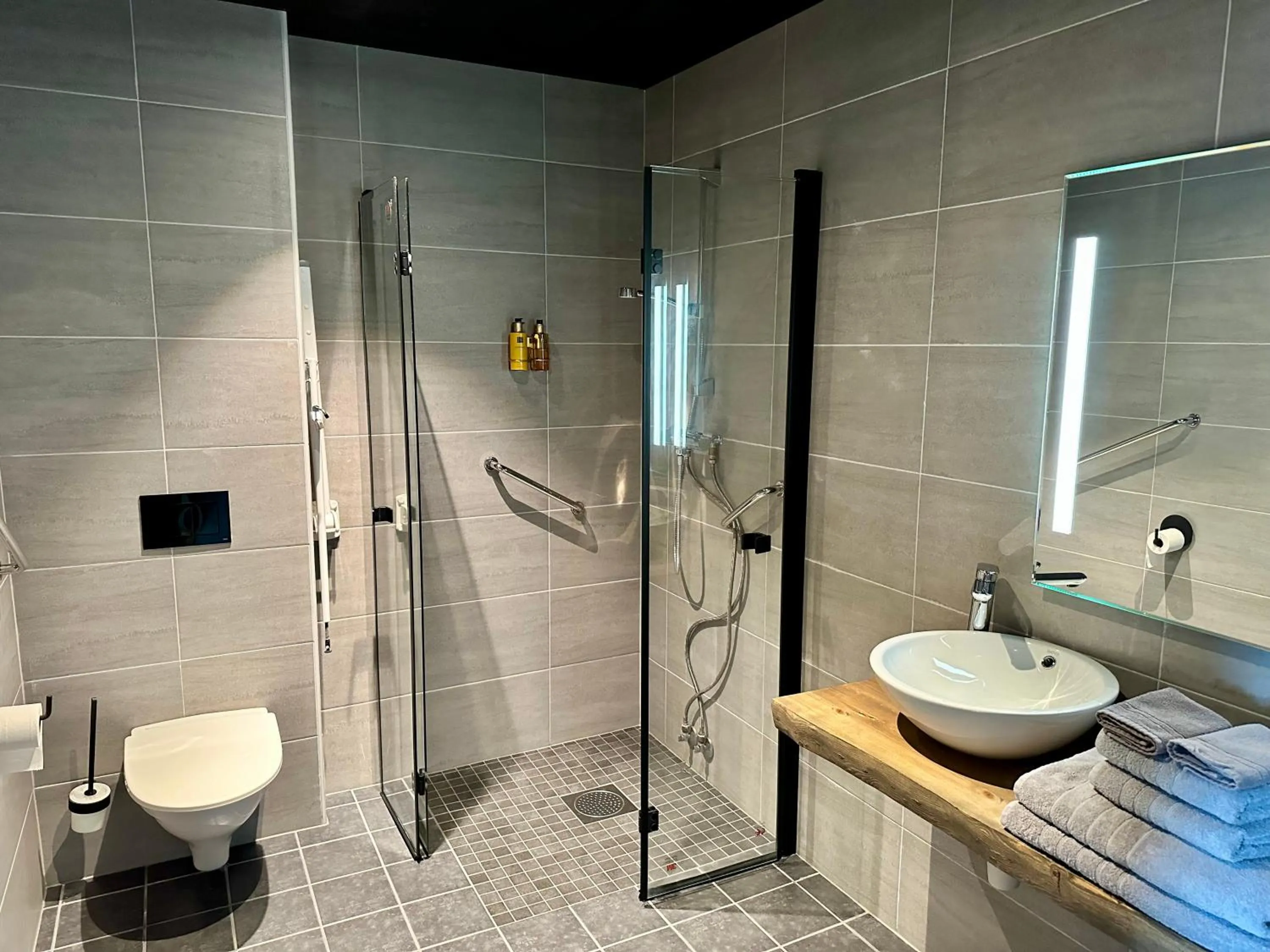 Shower in Bjørnfjell Mountain Lodge