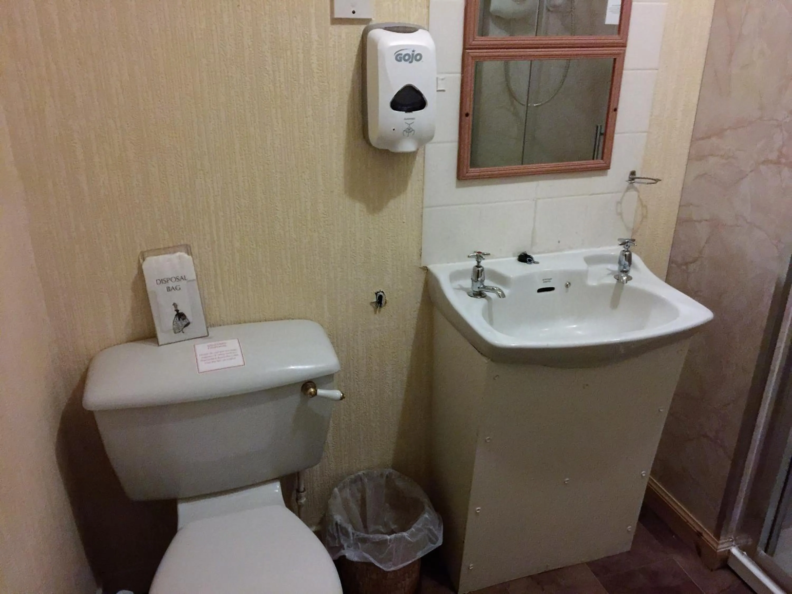 Bathroom in Belgrave Arms Hotel