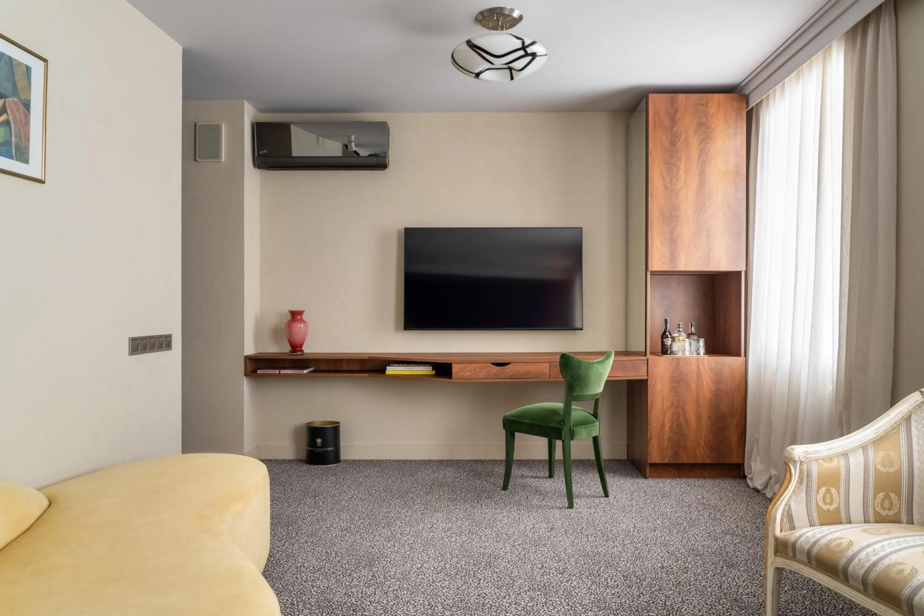 TV and multimedia in Vozdvyzhensky Boutique Hotel