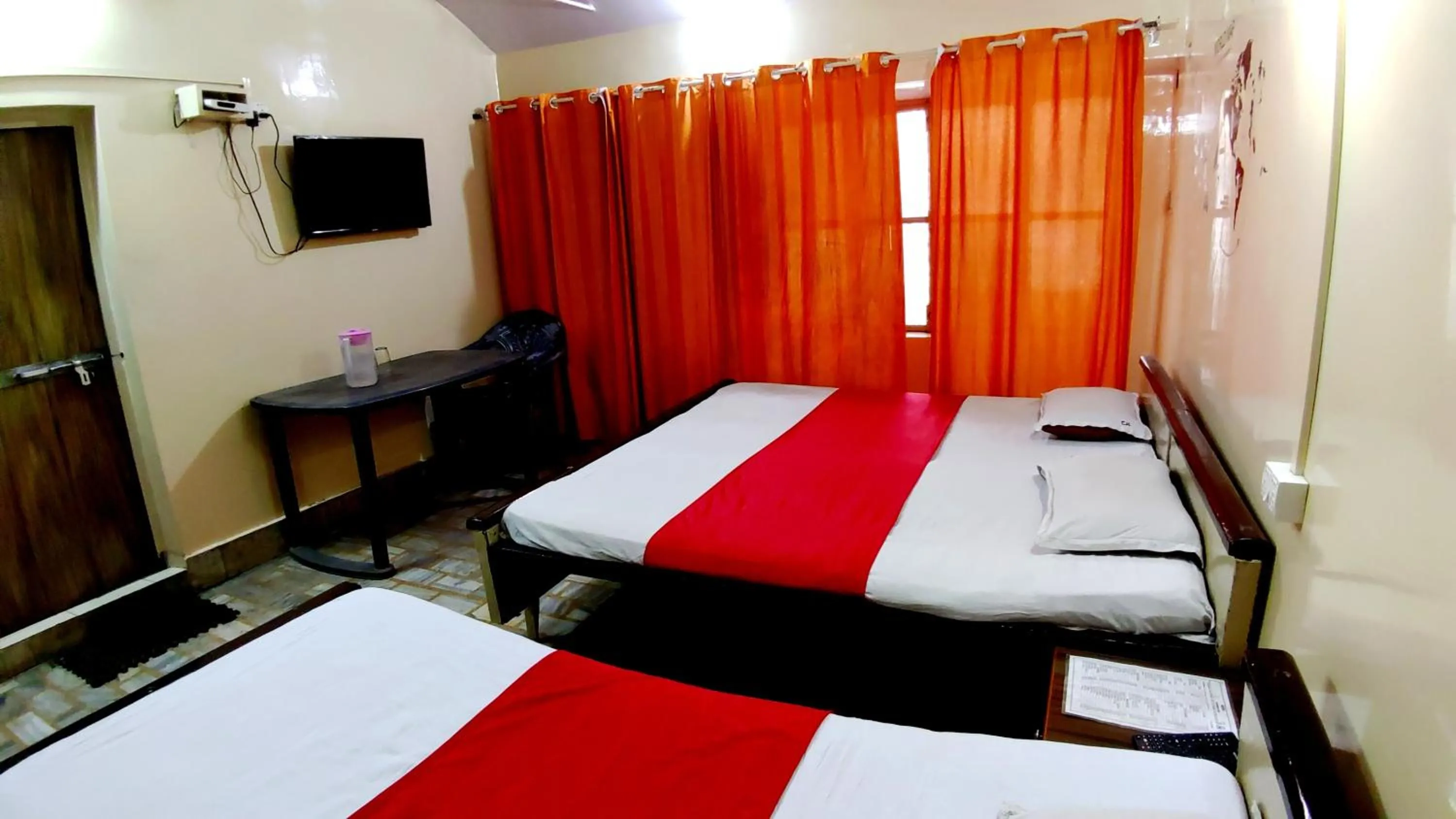 Dining area, Bed in City Hotel