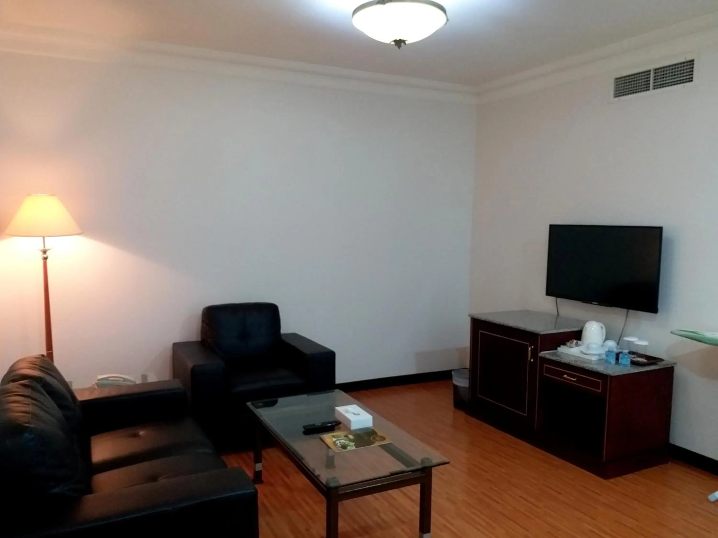 Living room in Taj Plaza Hotel