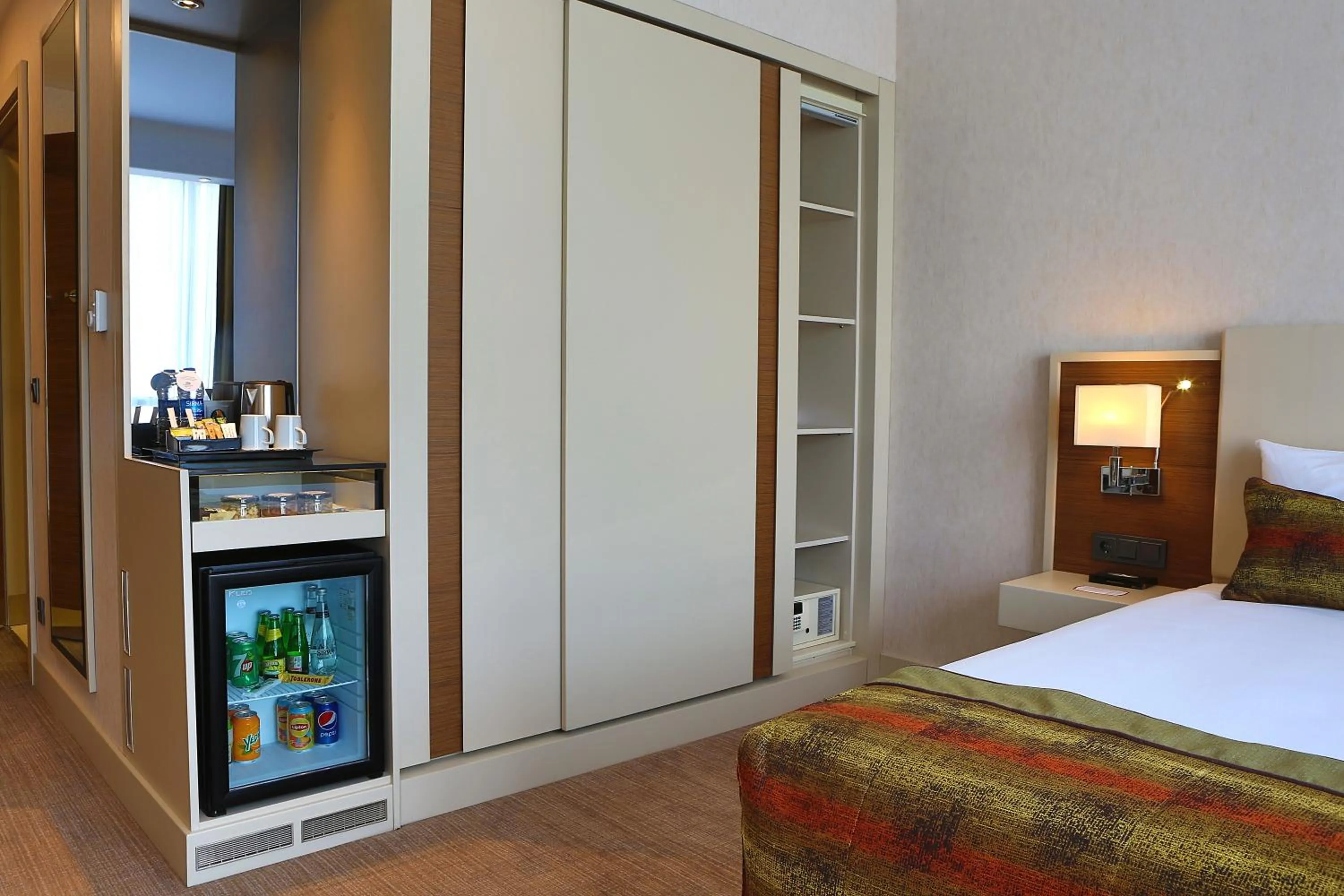 Food and drinks, Bed in Hm Commerce Hotel