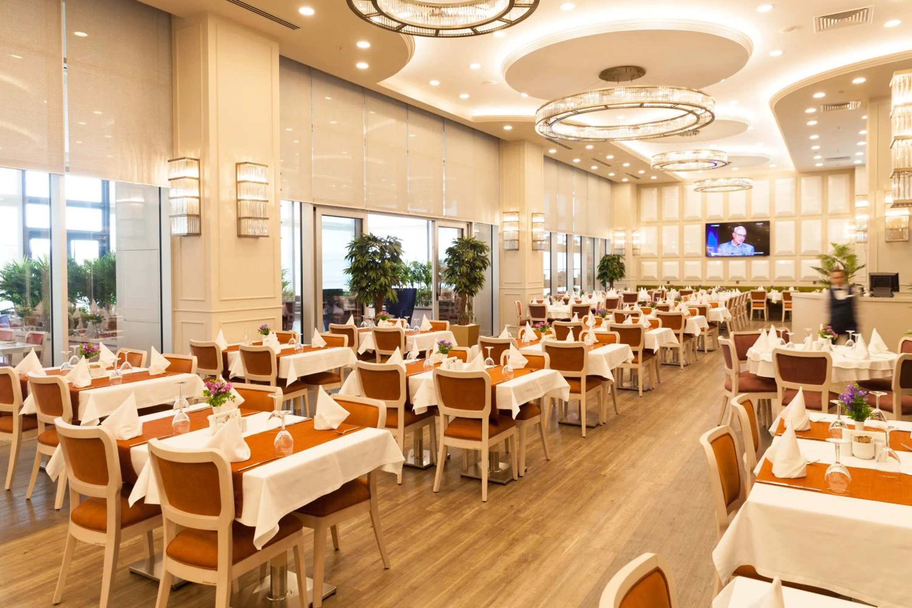 Restaurant/places to eat in Hm Commerce Hotel