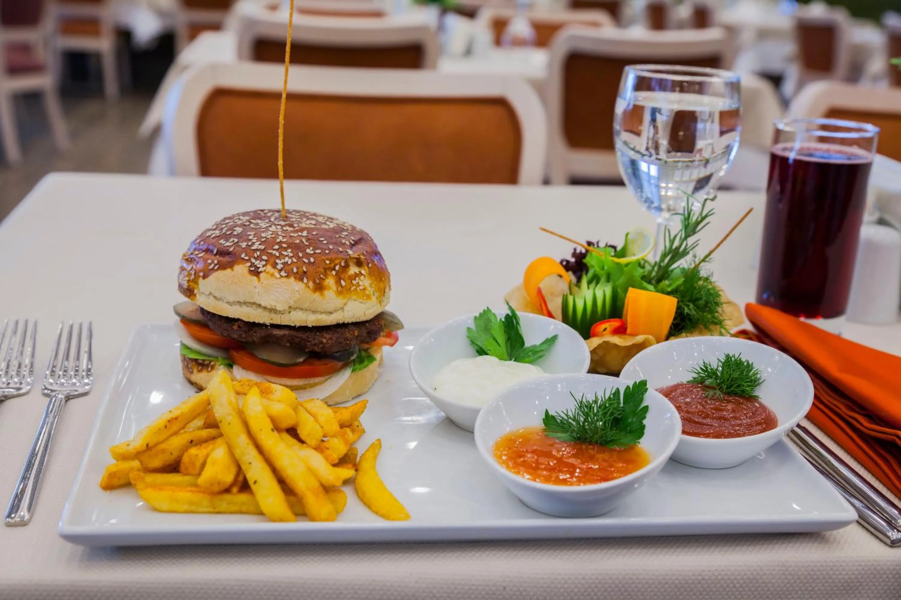 Food and drinks in Hm Commerce Hotel